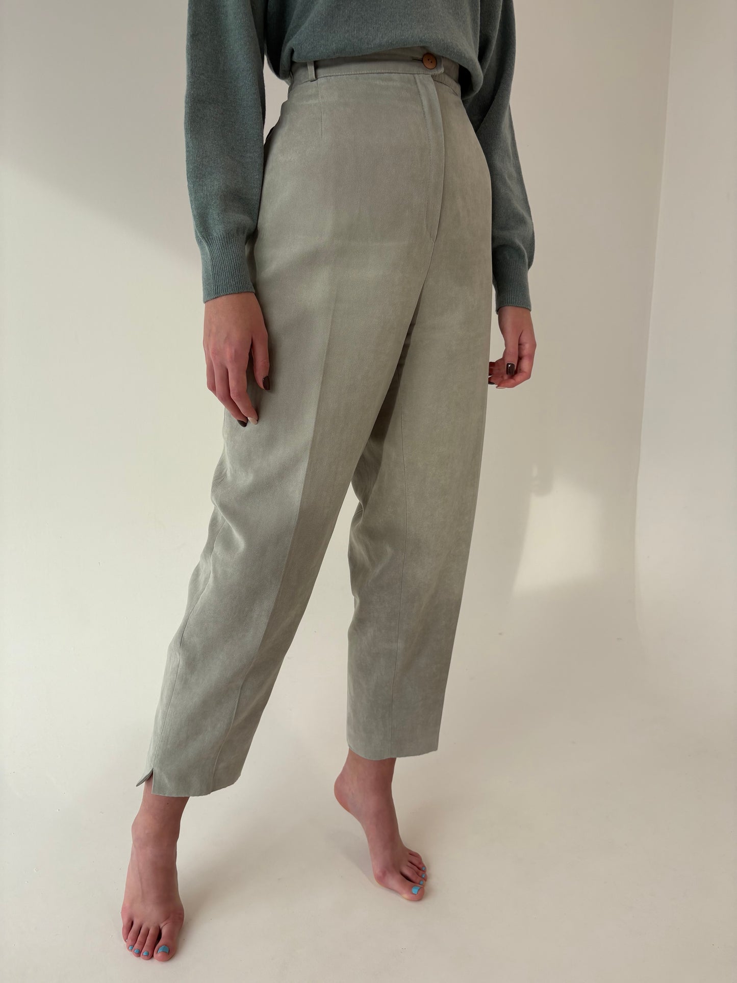 Pantaloni Sage green cu talie ultra înaltă mom fit cu aspect de piele întoarsă