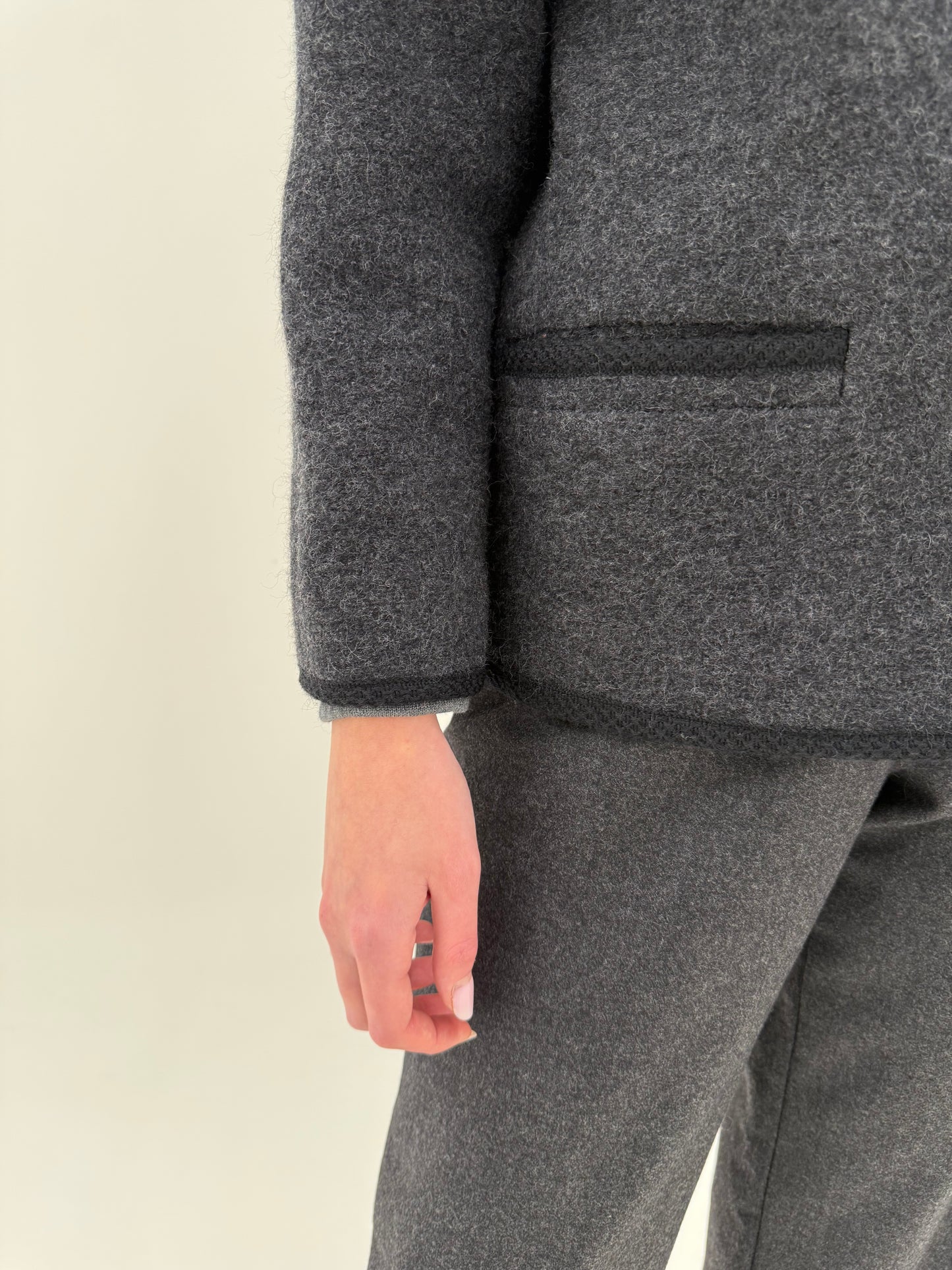 Jacheta groasă în croi minimalist din lana cu nasturi metalici argintii