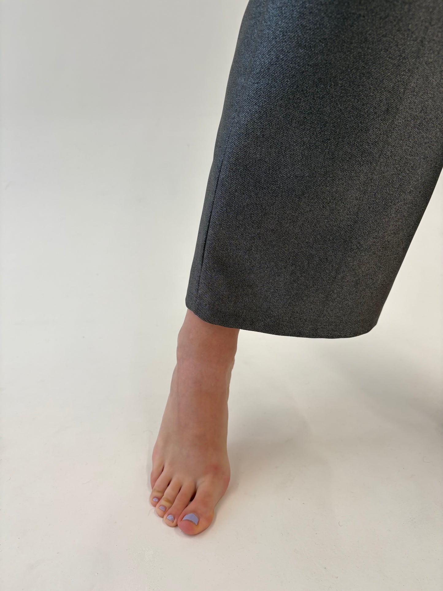 Set argintiu de la zi la seară cu pantaloni palazzo și top cambrat