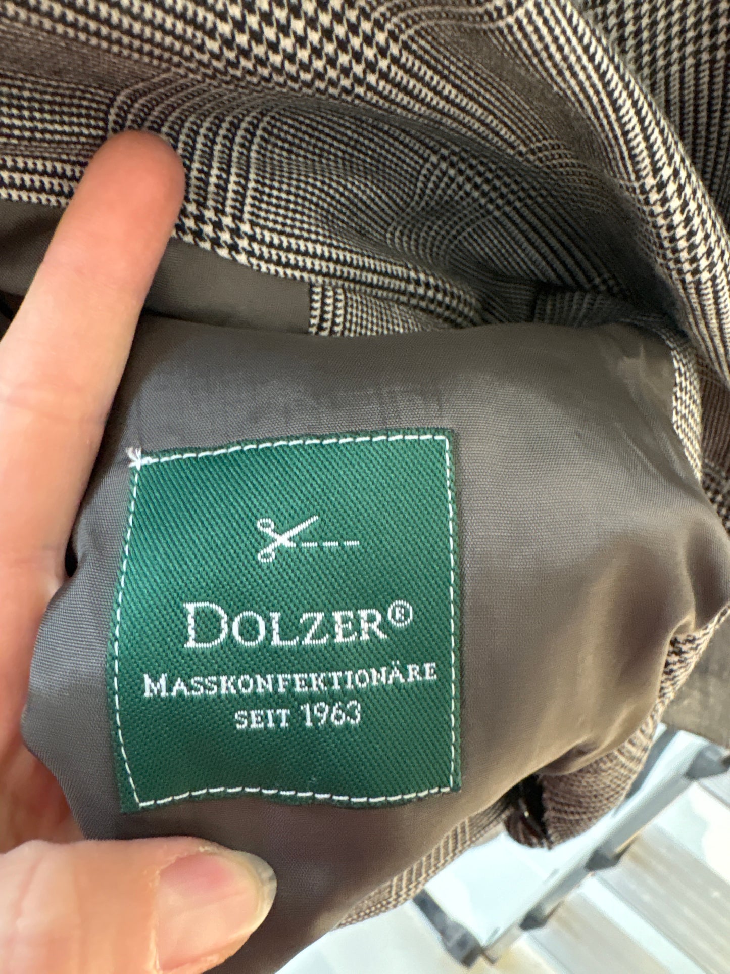 Sacou în carouri pied de coq alb negru din lana extrafina certificată