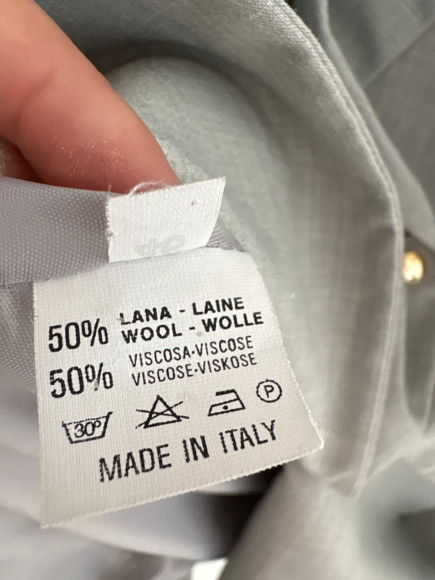 Sacou light gray din stofita de lana și vascoza în croi cambrat și închidere dublă