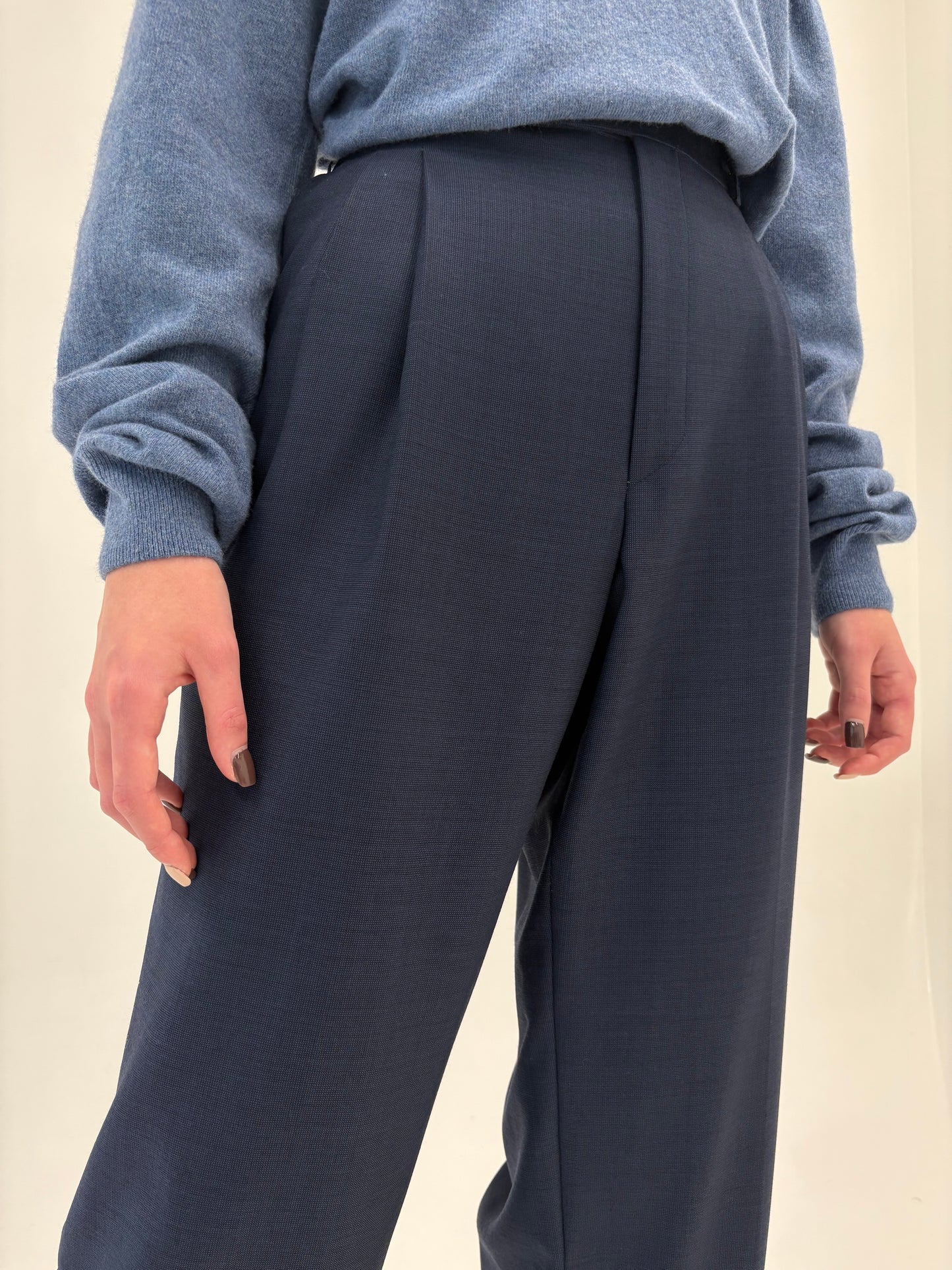 Pantaloni Navy cu pense din stofă de lana extrafina pura certificată