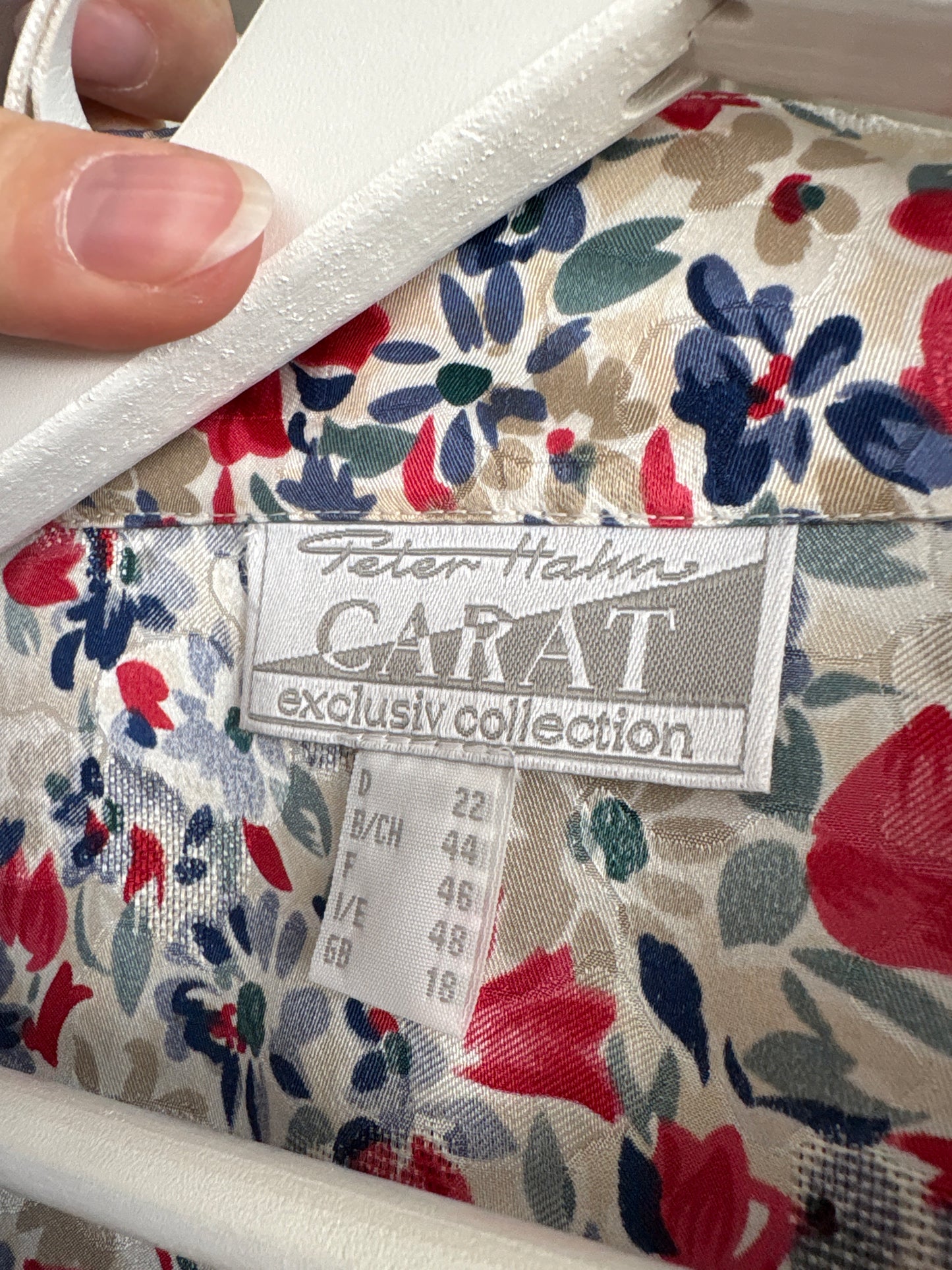 Rochie din twill de mătase naturală în croi super feminin cu centura proprie