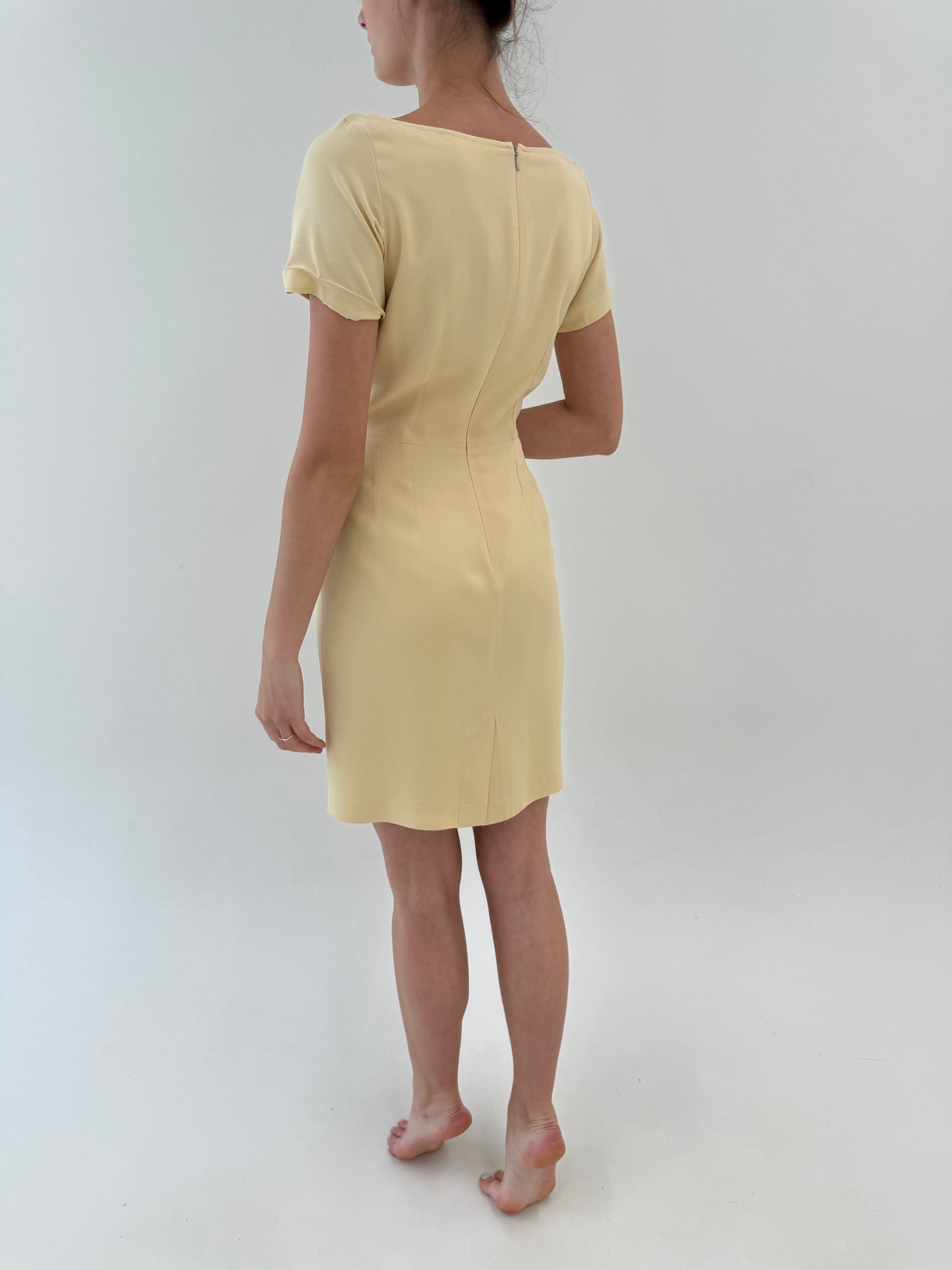 Rochie business în croi ultra feminin cu talie marcată și decolteu bărcuță butter yellow