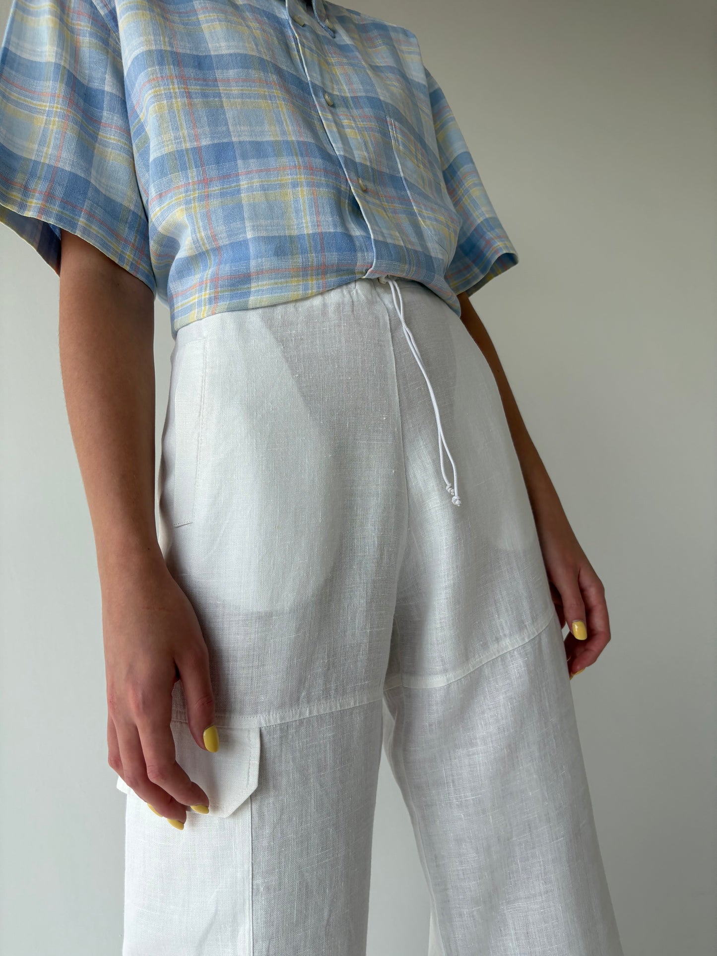 Pantaloni din in cu influențe sport și talie înaltă reglabilă
