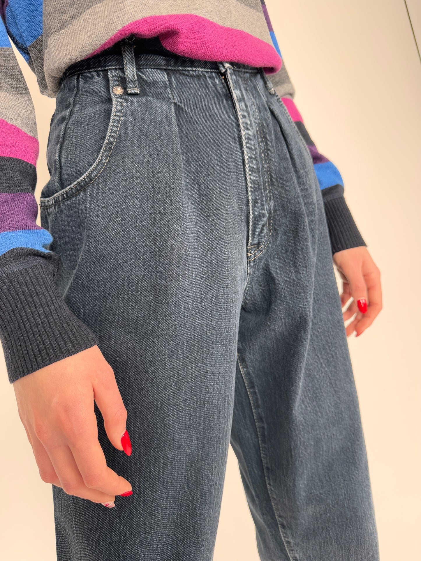 Jeanși dark wash mom fit cu pense și talie înaltă