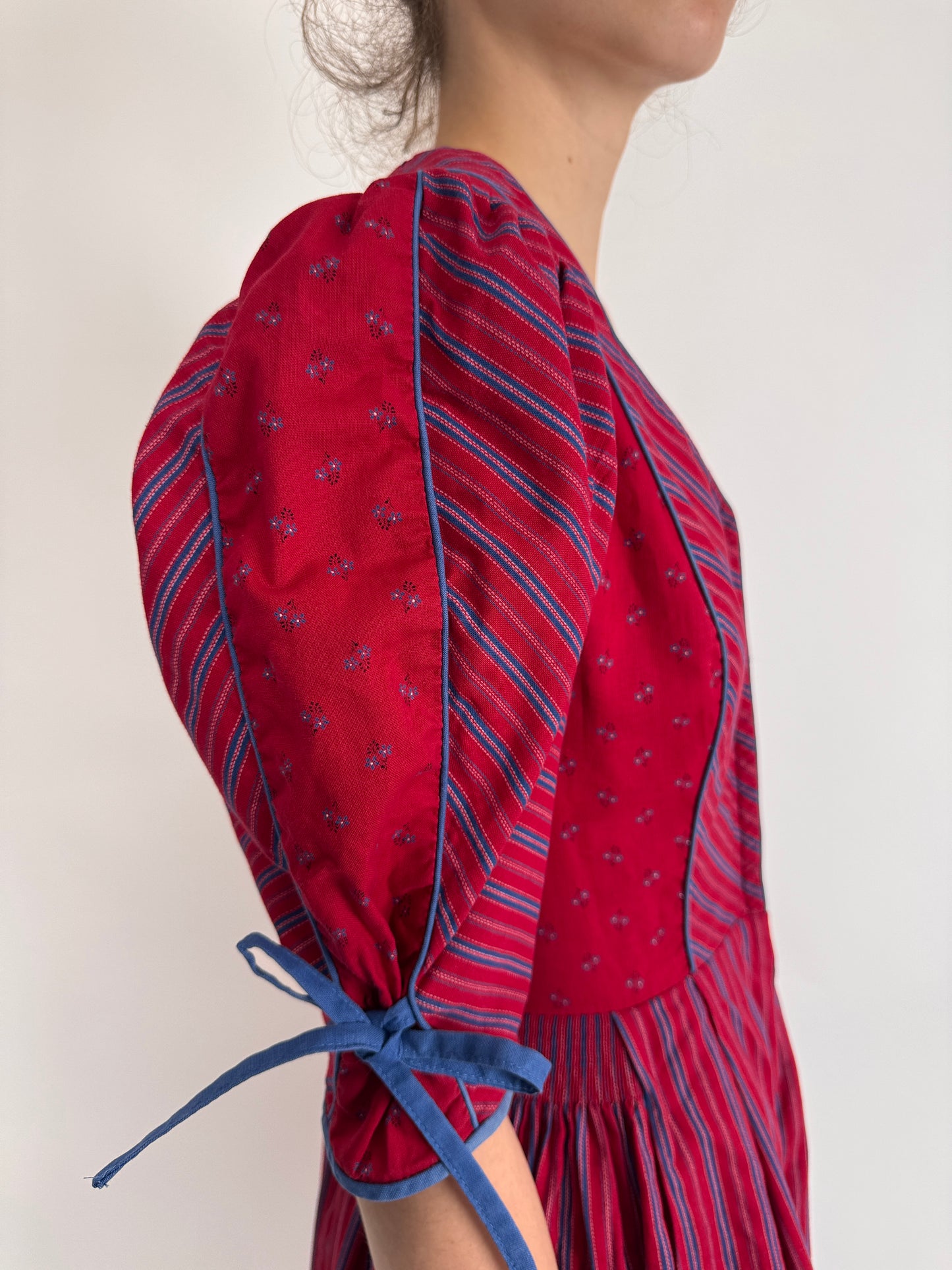 Rochie vintage burgundy din pânză de bumbac cu corsaj
