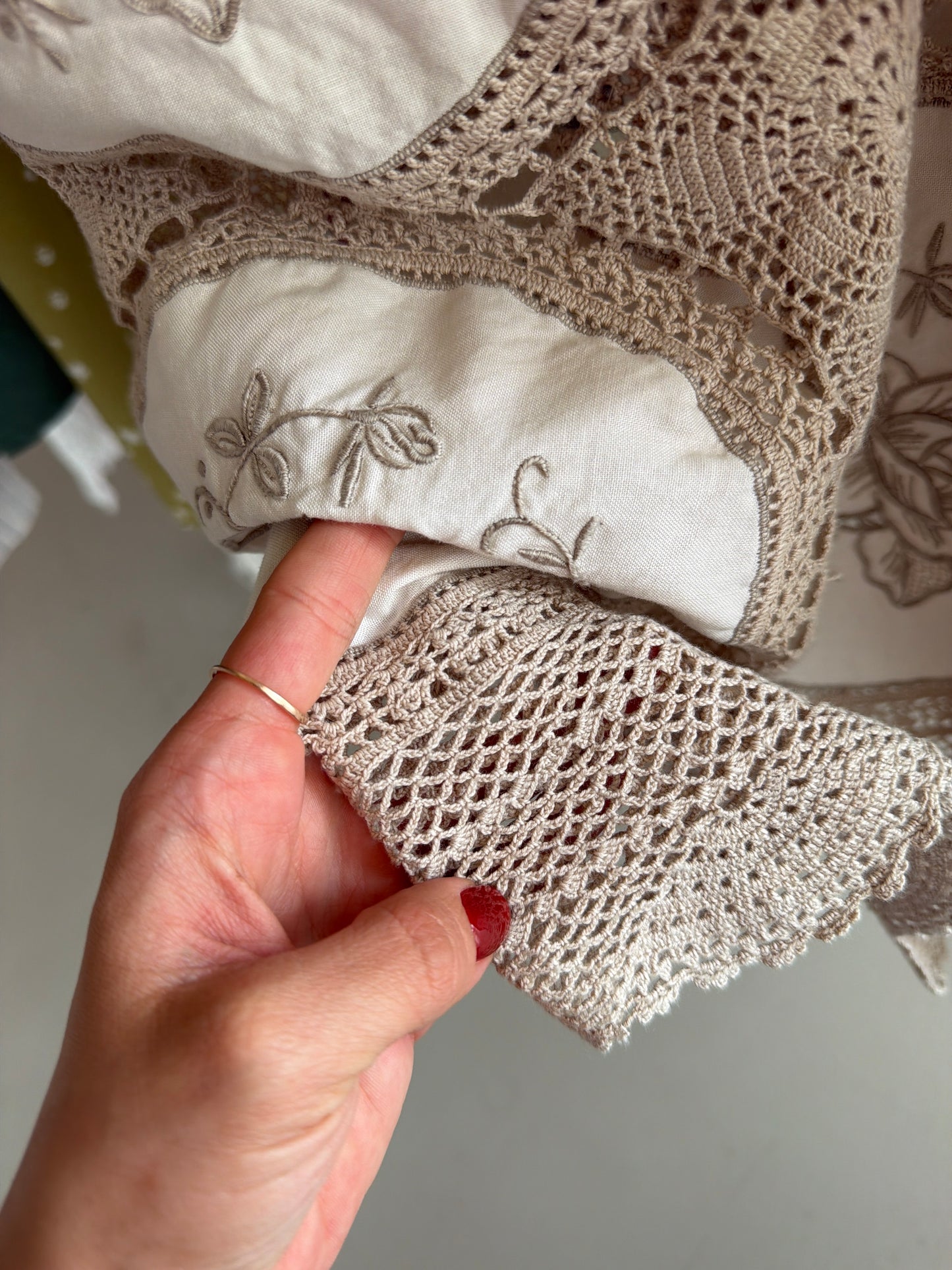 Rochie maxi integral lucrată manual cu broderie excepțională și macrame din in tot lucrat manual