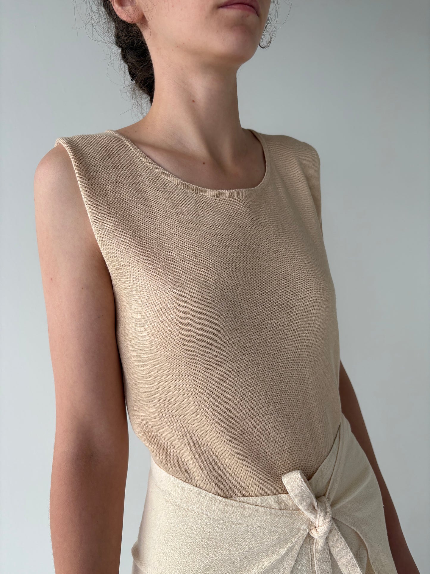 Top light nude în croi minimalist cu tiv dantelat
