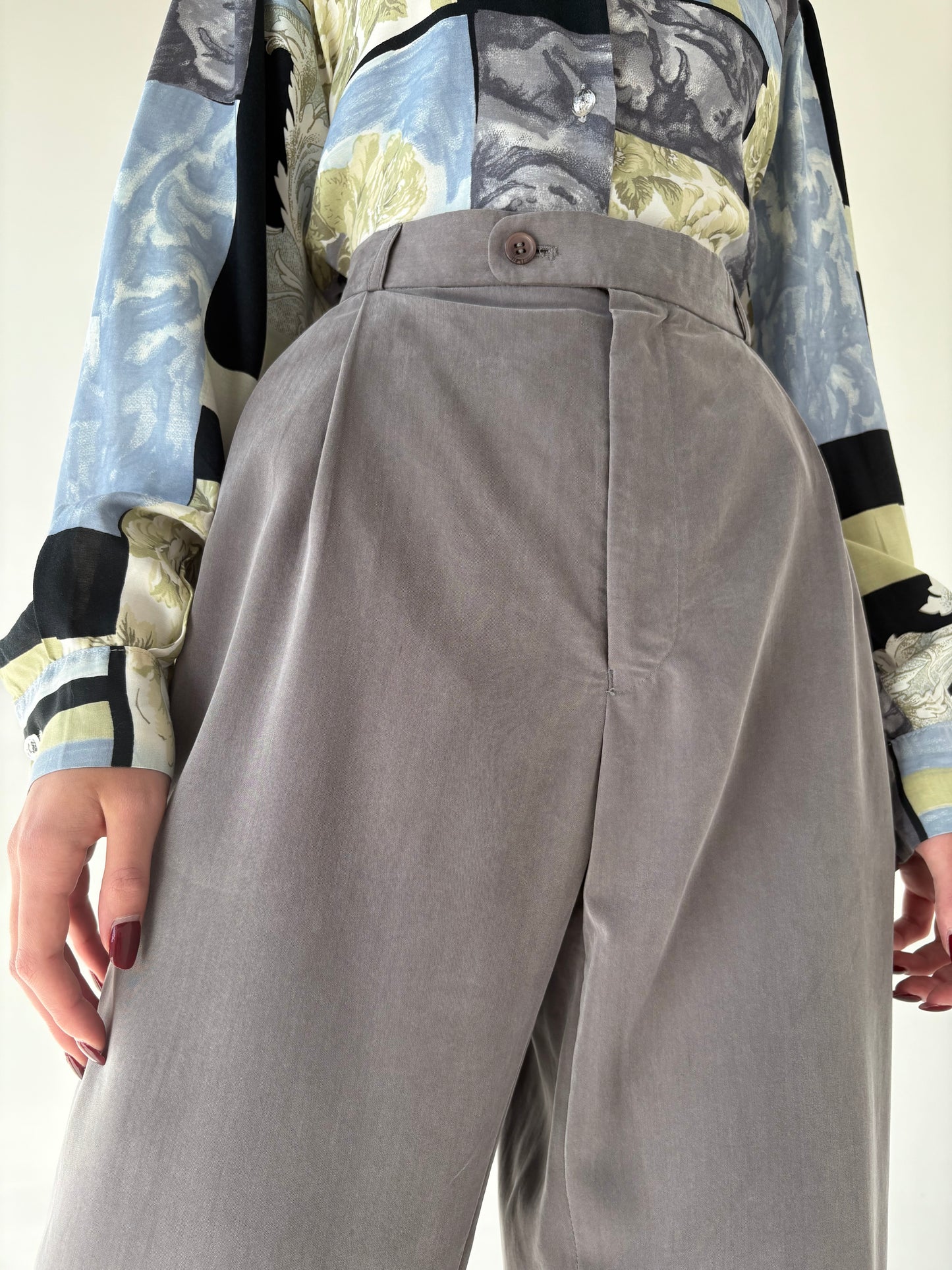 Pantaloni cu talie mai generoasă, pense și aspect de piele întoarsă
