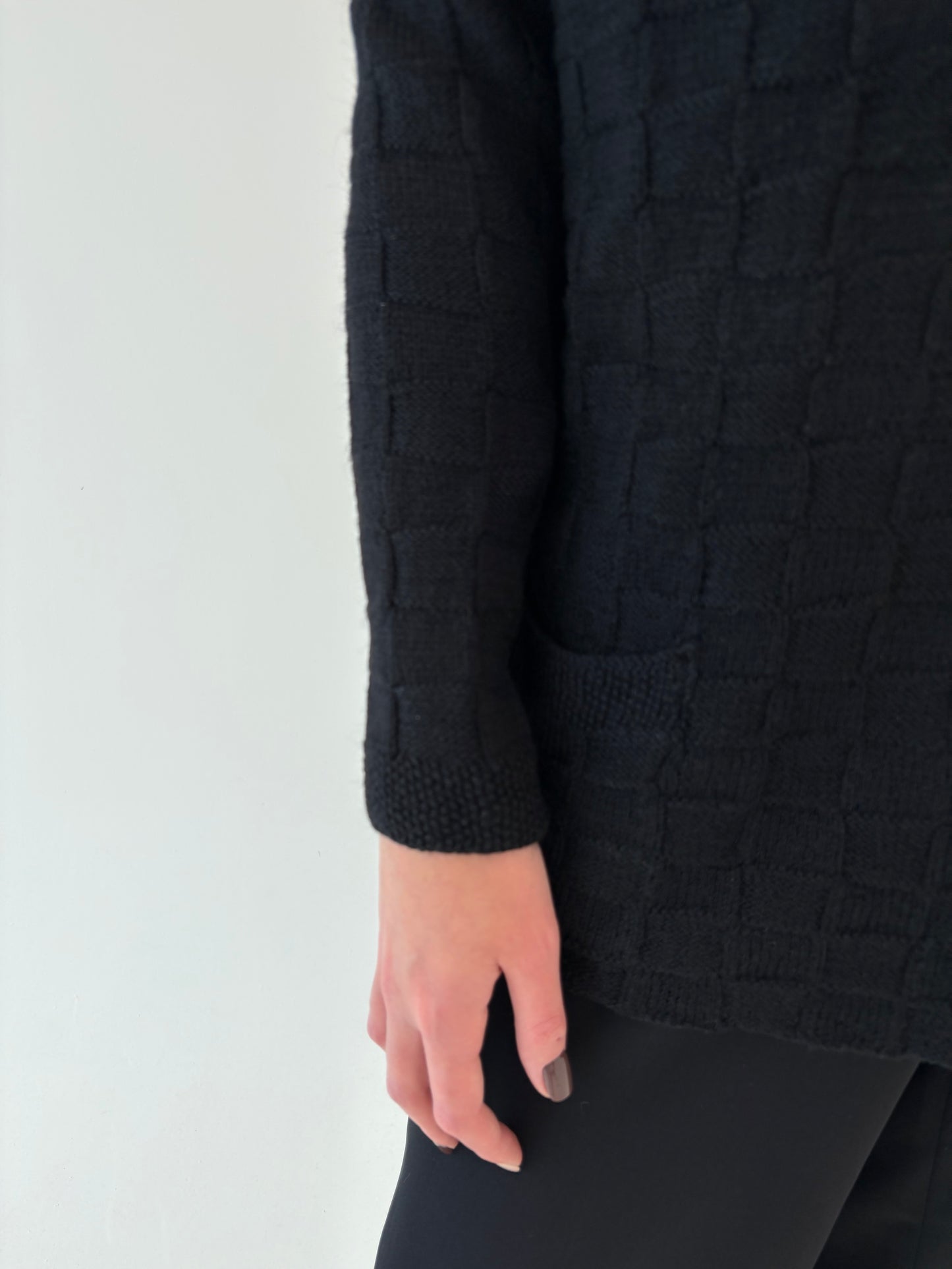 Cardigan negru din lana extrafina plină cu închidere decorativă