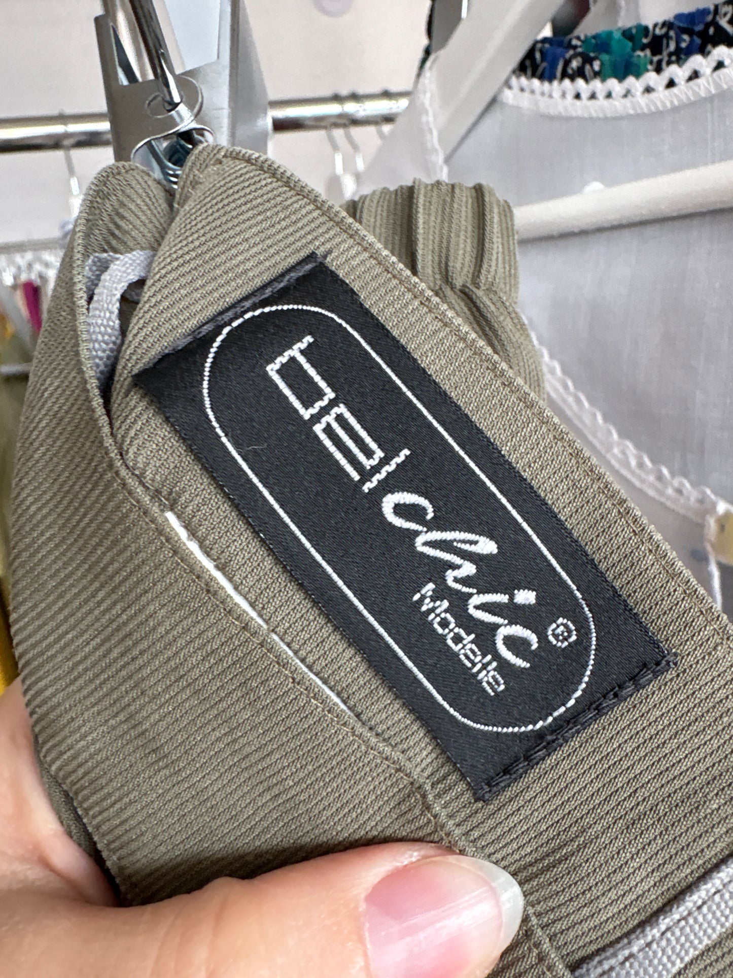 Pantaloni kaki din modal cu solduri generoase și talie elastică