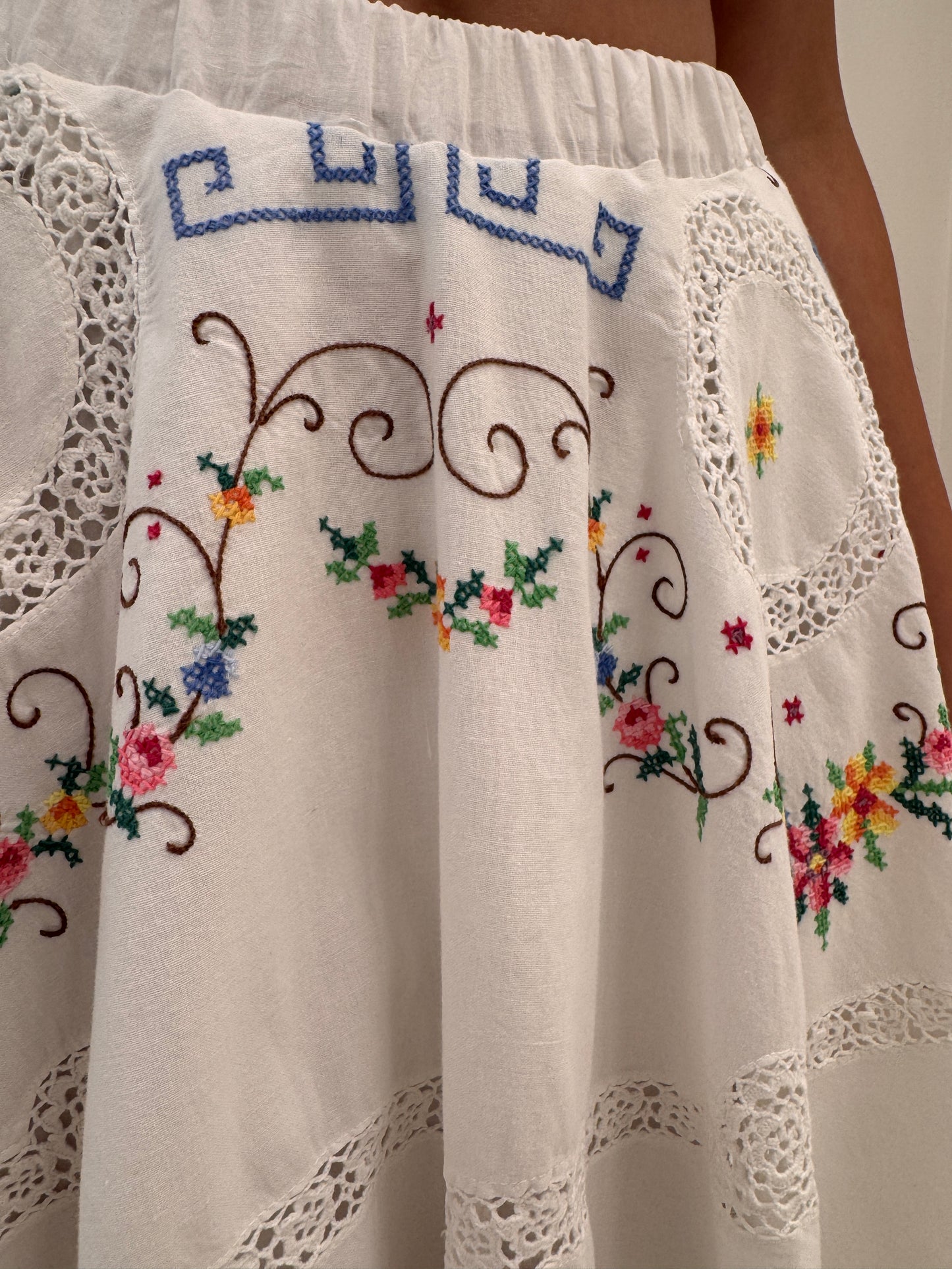 Set vintage bijuterie cu broderie manuală colorată și macrame manual din panza