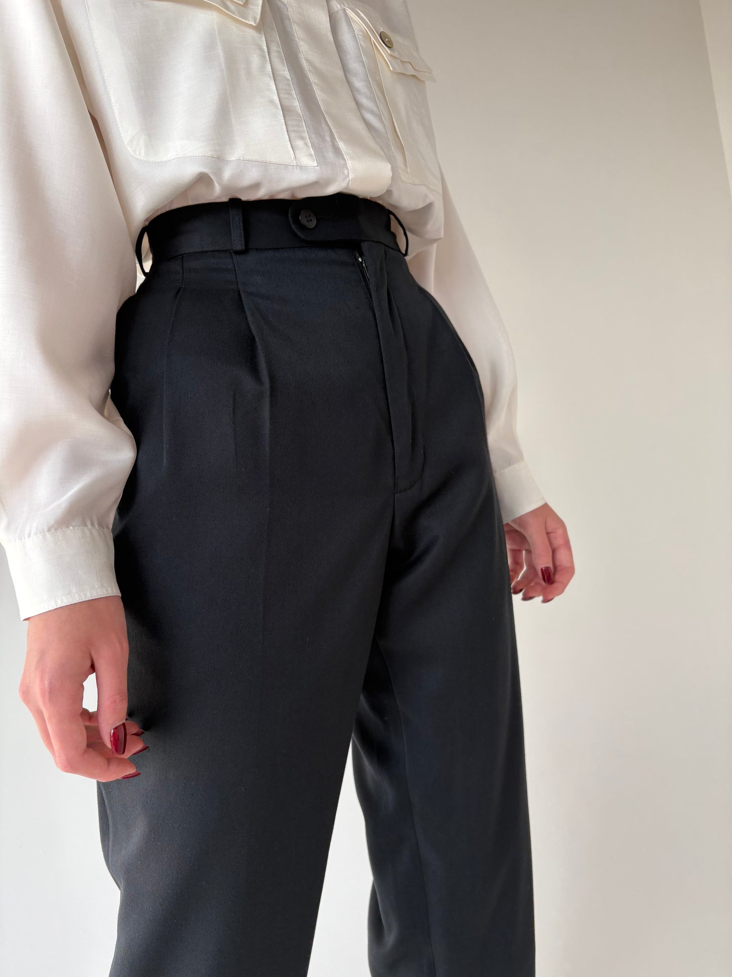 Pantaloni negri cu pense din bumbac gros ușor satinat și talie ultra înaltă