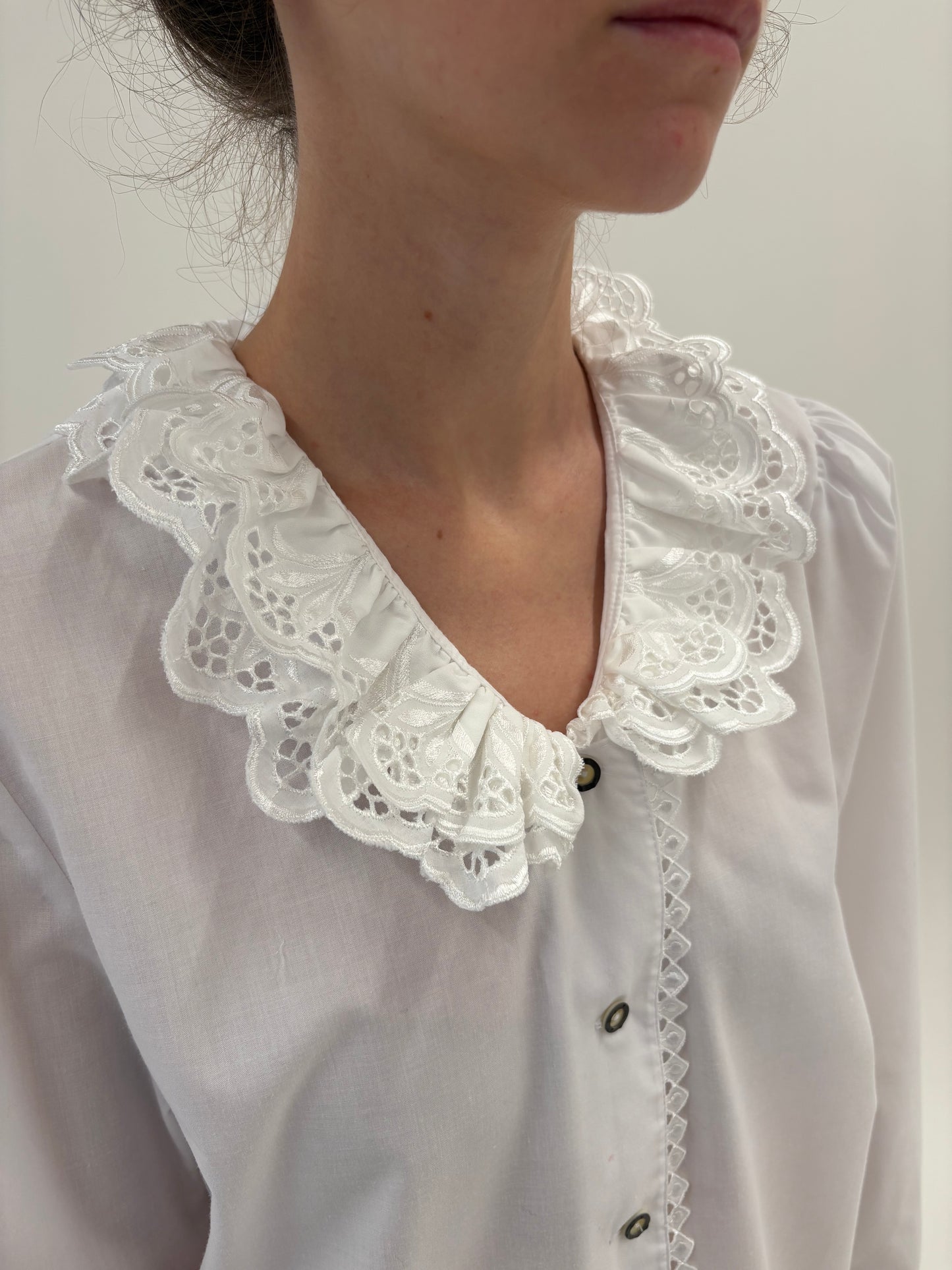 Cămașa vintage din bumbac cu guler dublu cu broderie anglaise