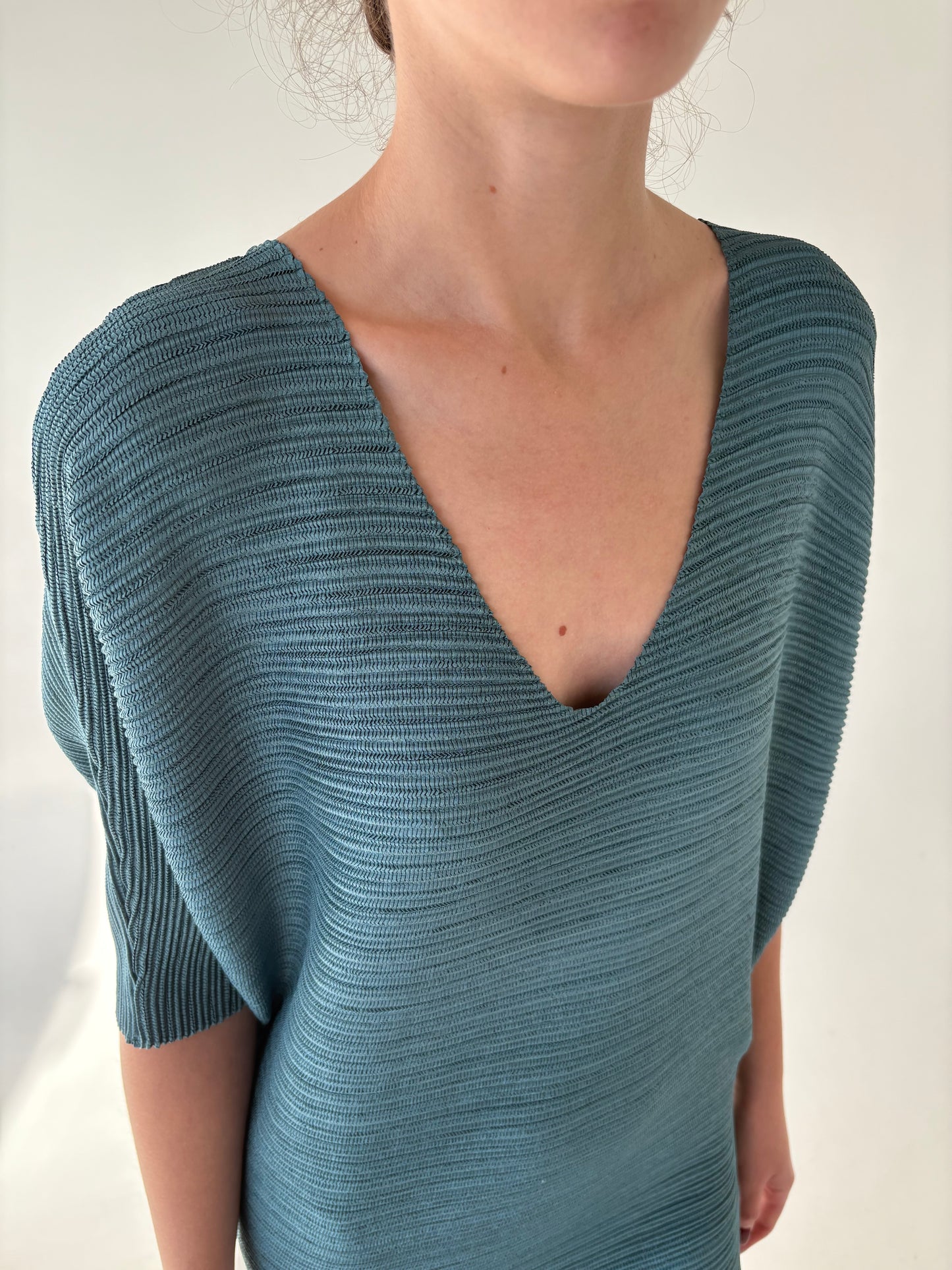 Top în stil Margiela pleats please cu mânecă fluture de la zi la seară