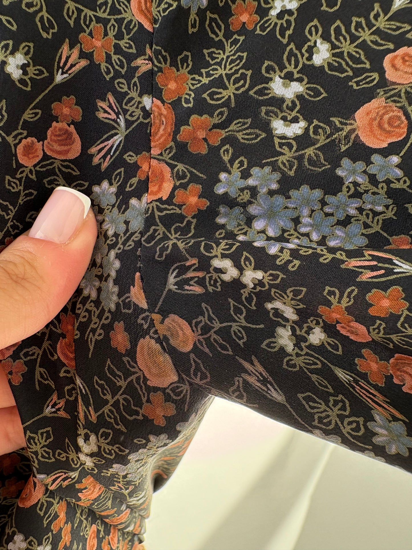 Cămașa vintage cu print floral delicat