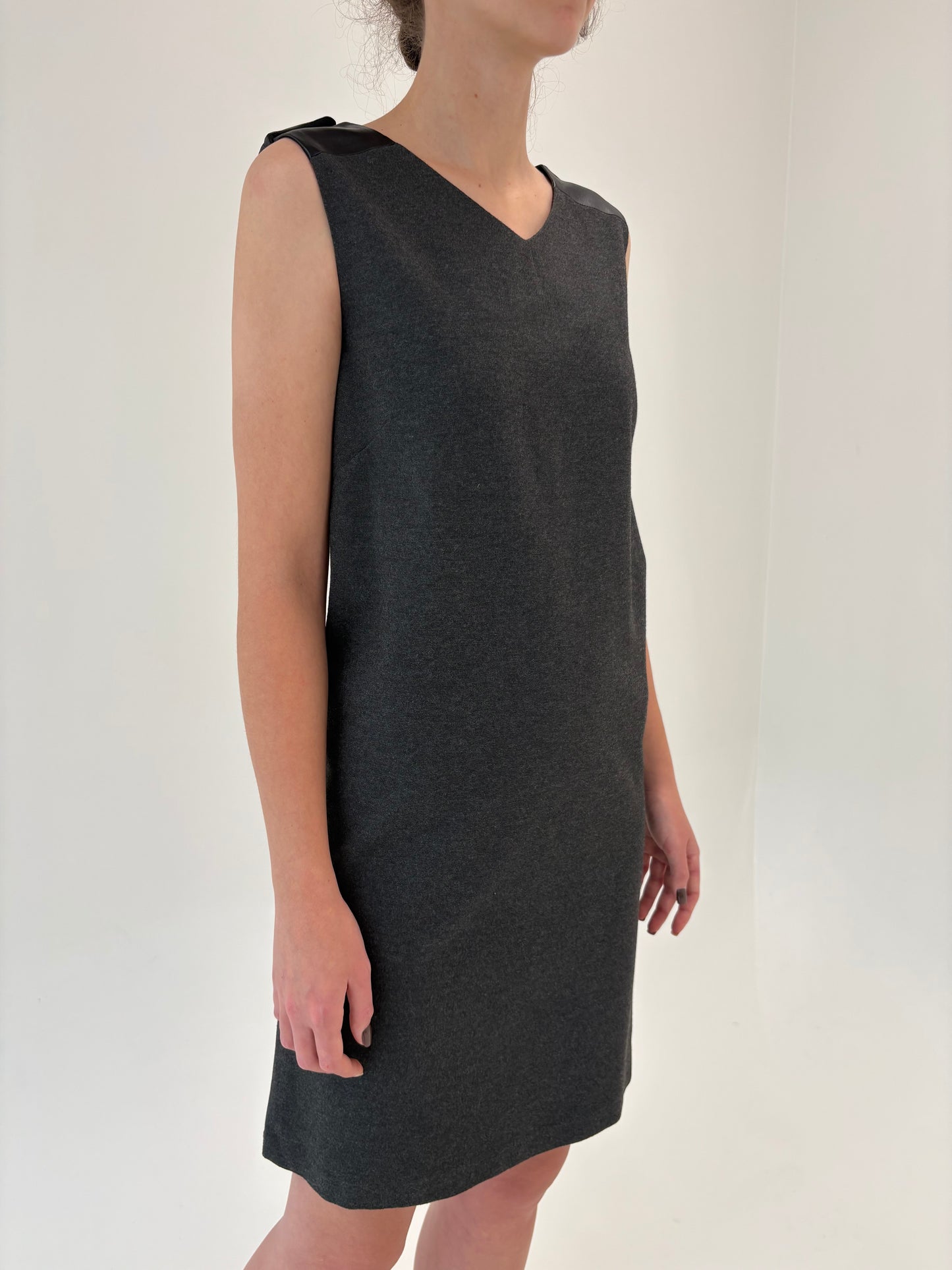 Rochie business de brand luxury Trussardi în croi minimalist