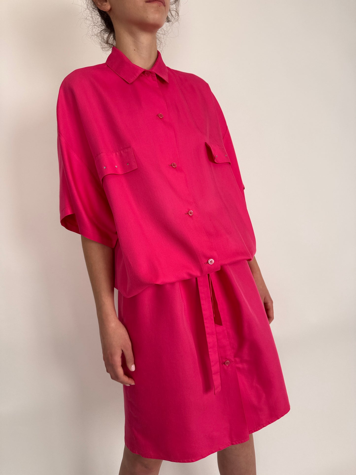 Rochie fucsia bluzata cu talie reglabilă marcată