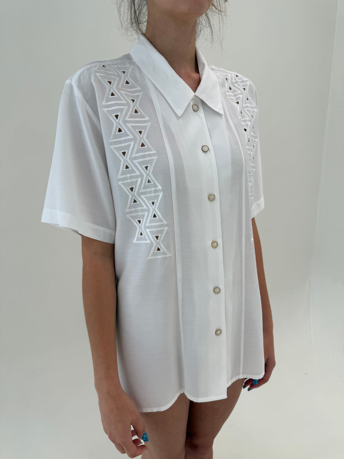 Cămașa vintage super vaporoasă cu broderie geometrică și revere chic
