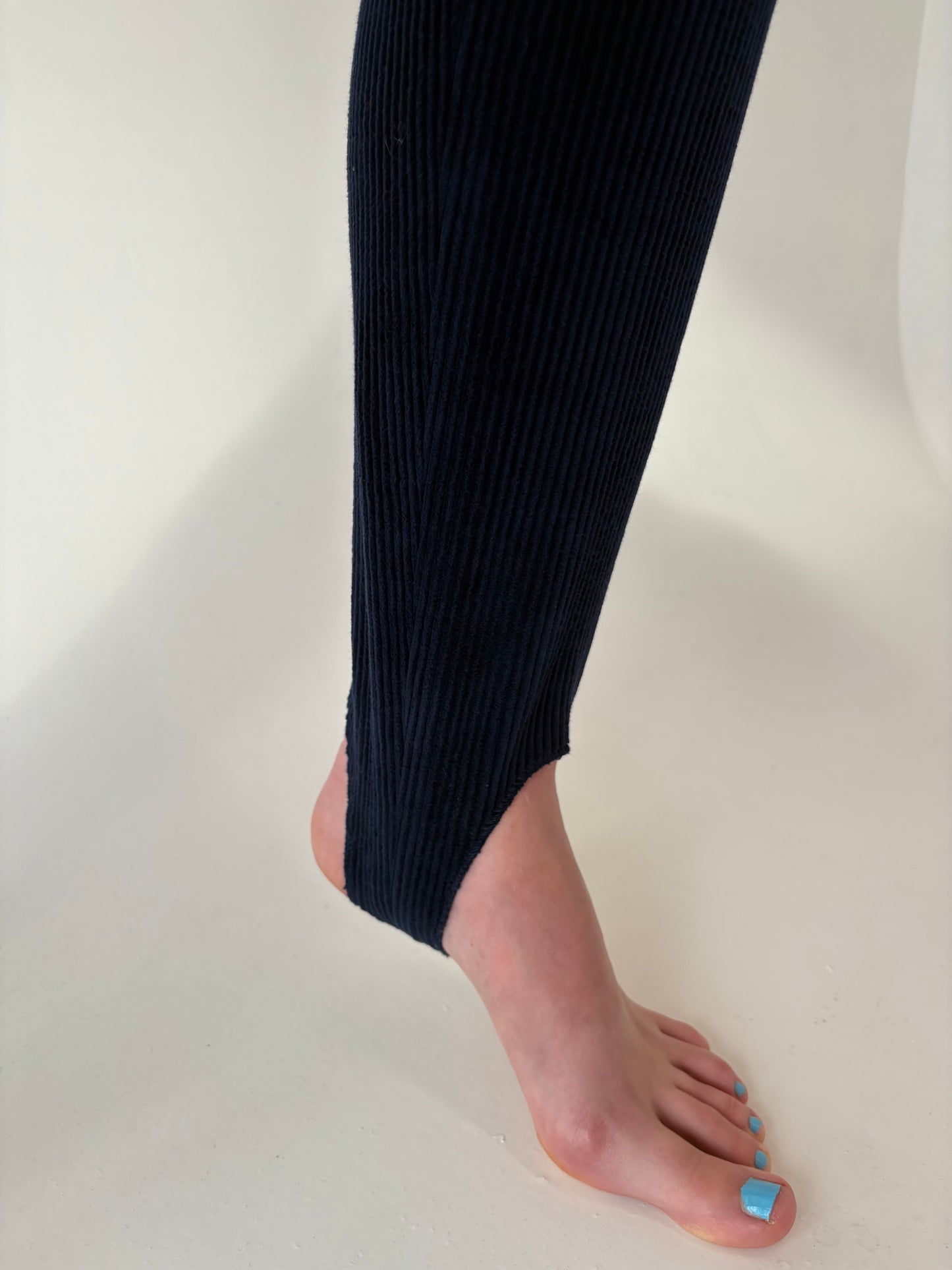 Pantaloni vintage albastru cerneală din corduroy în croi super revenit în trend