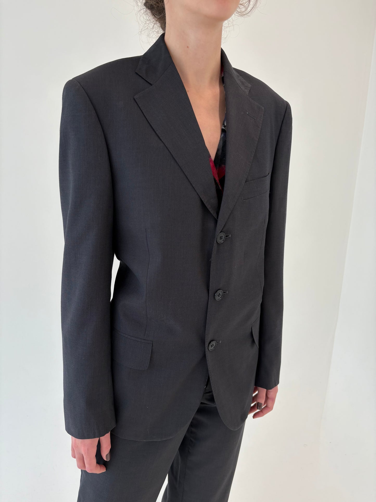 Costum charcoal gray de la business la seara din stofita ușor satinata
