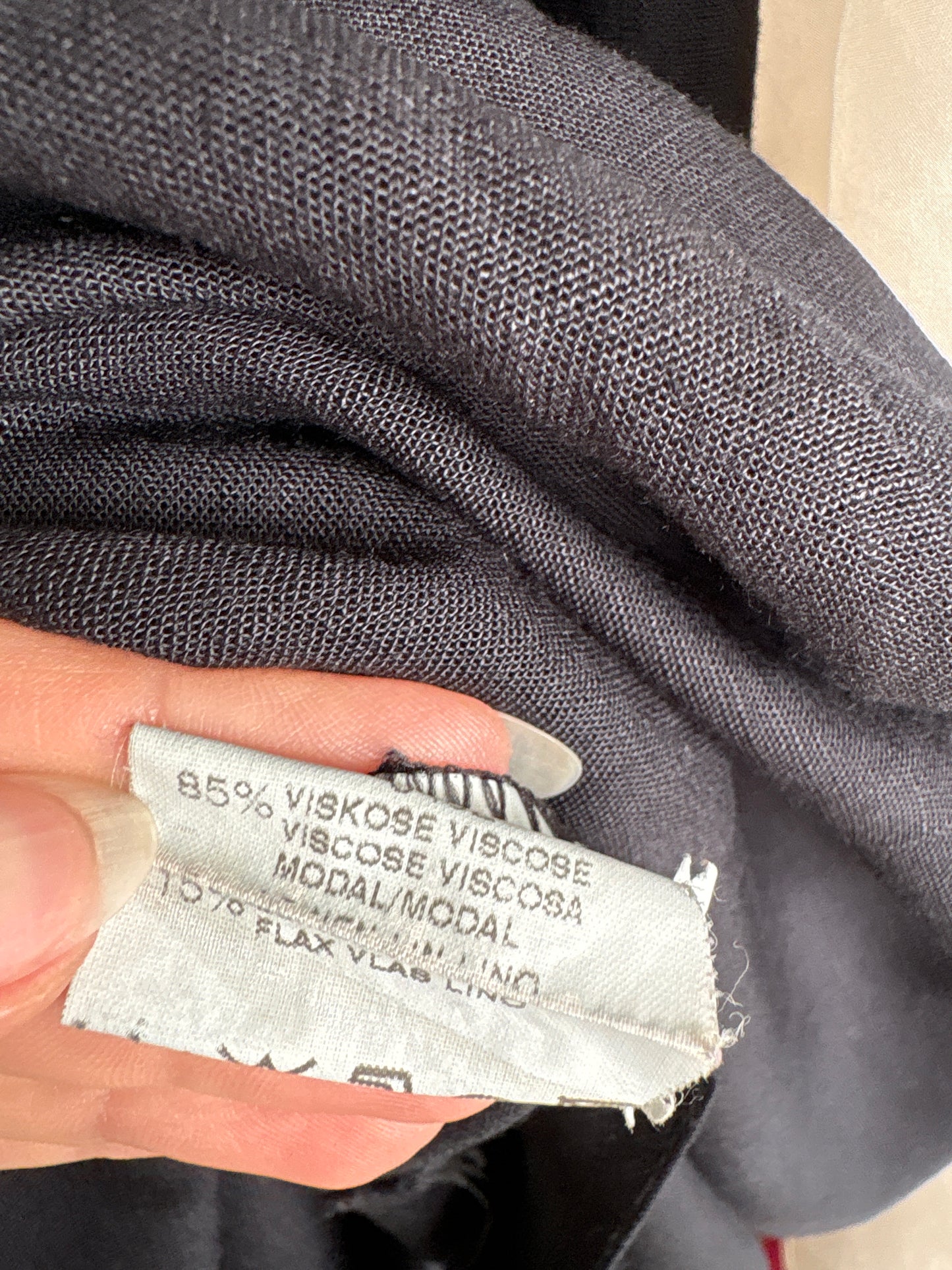 Rochie maxi neagră din pânză in croi cambrat cu talie marcată