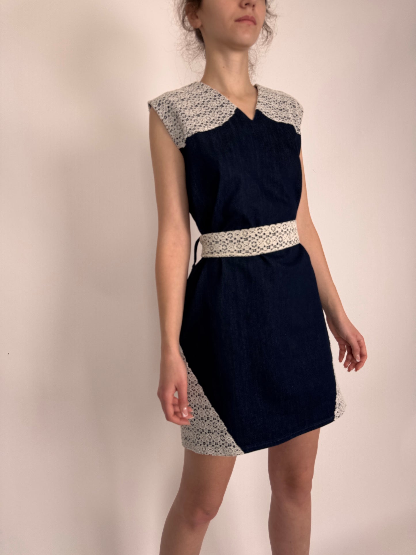 Rochie vintage din dantelă macrame și jeans cu talie marcată