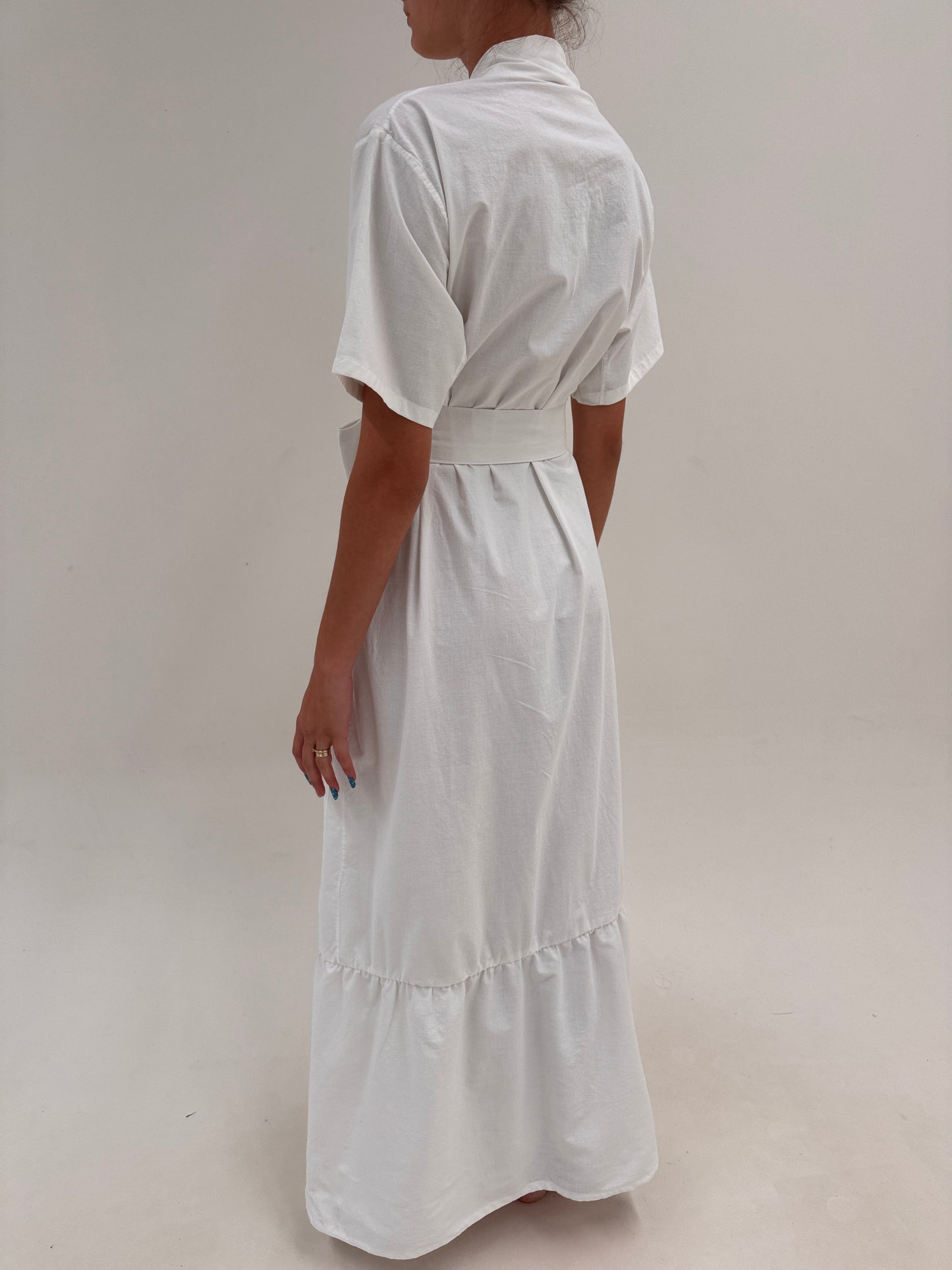 Rochie maxi din panza excepțională de bumbac cu cordon lat și broderie manuală delicată