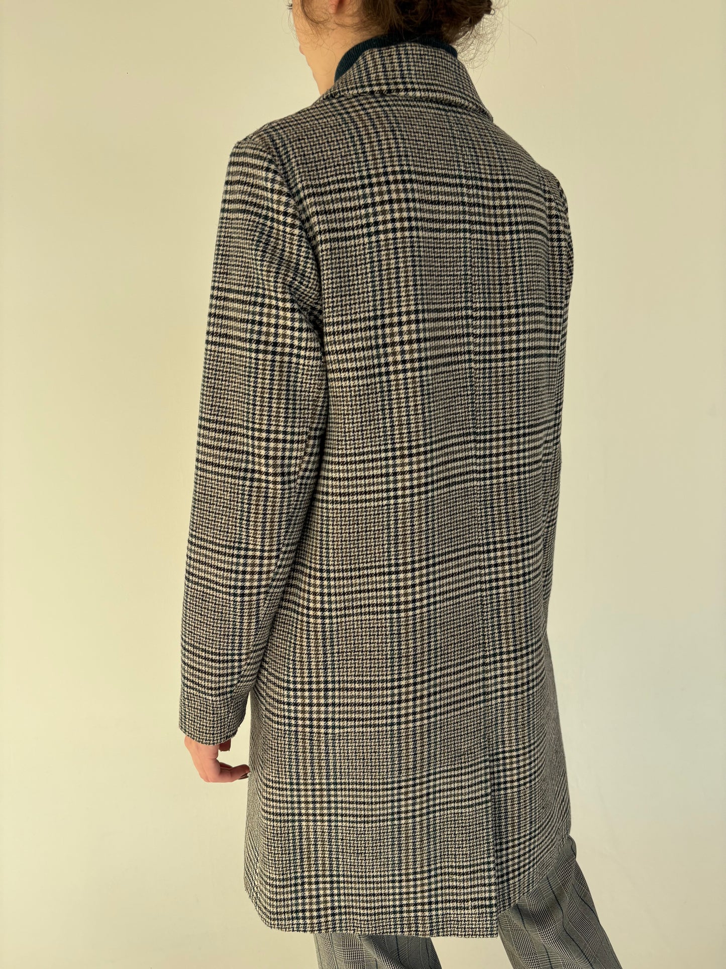 Palton în carouri și croi minimalist din mix de lana extrafina