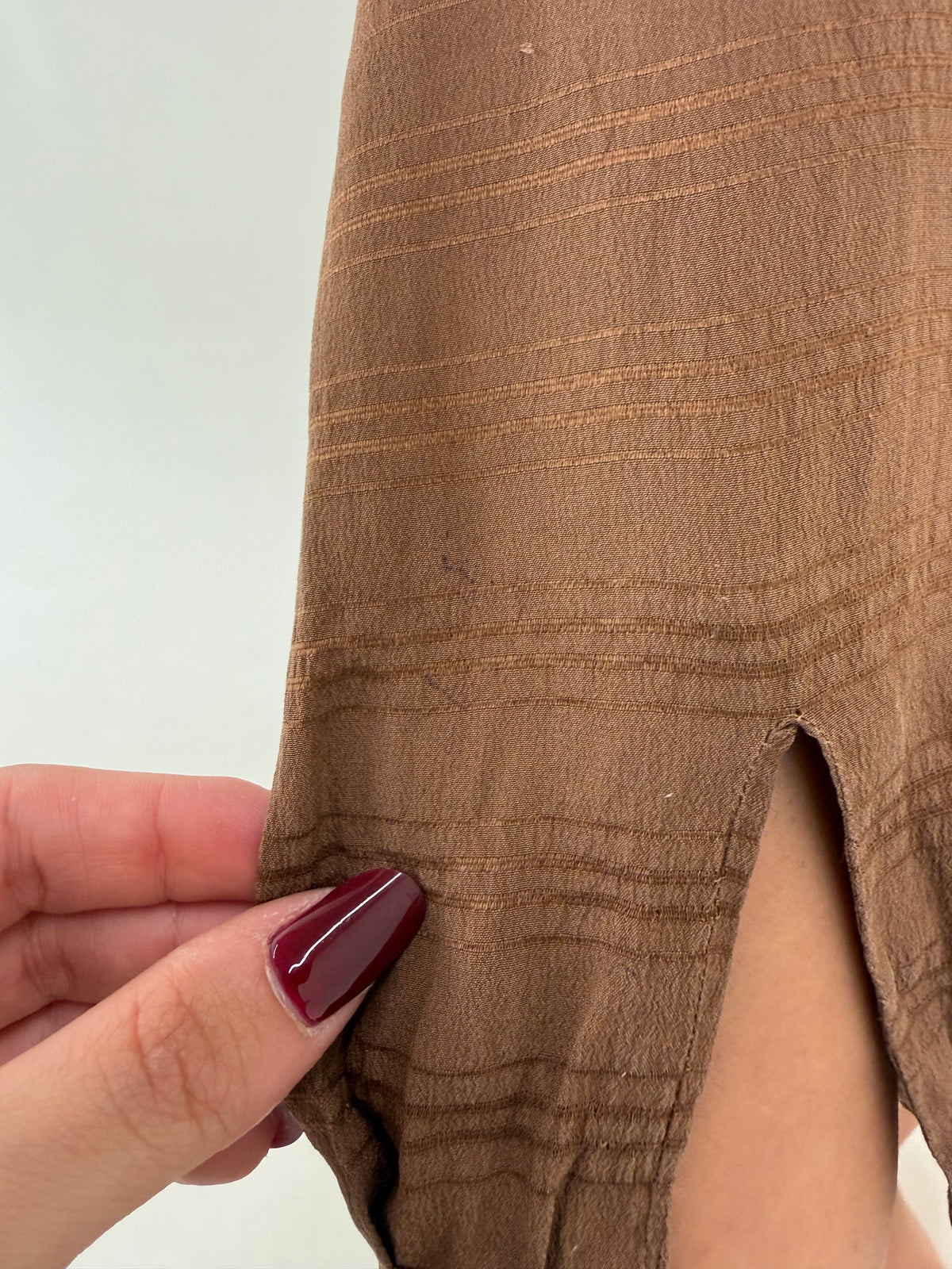 Cămașa petite caramel e din din mătase naturală texturată