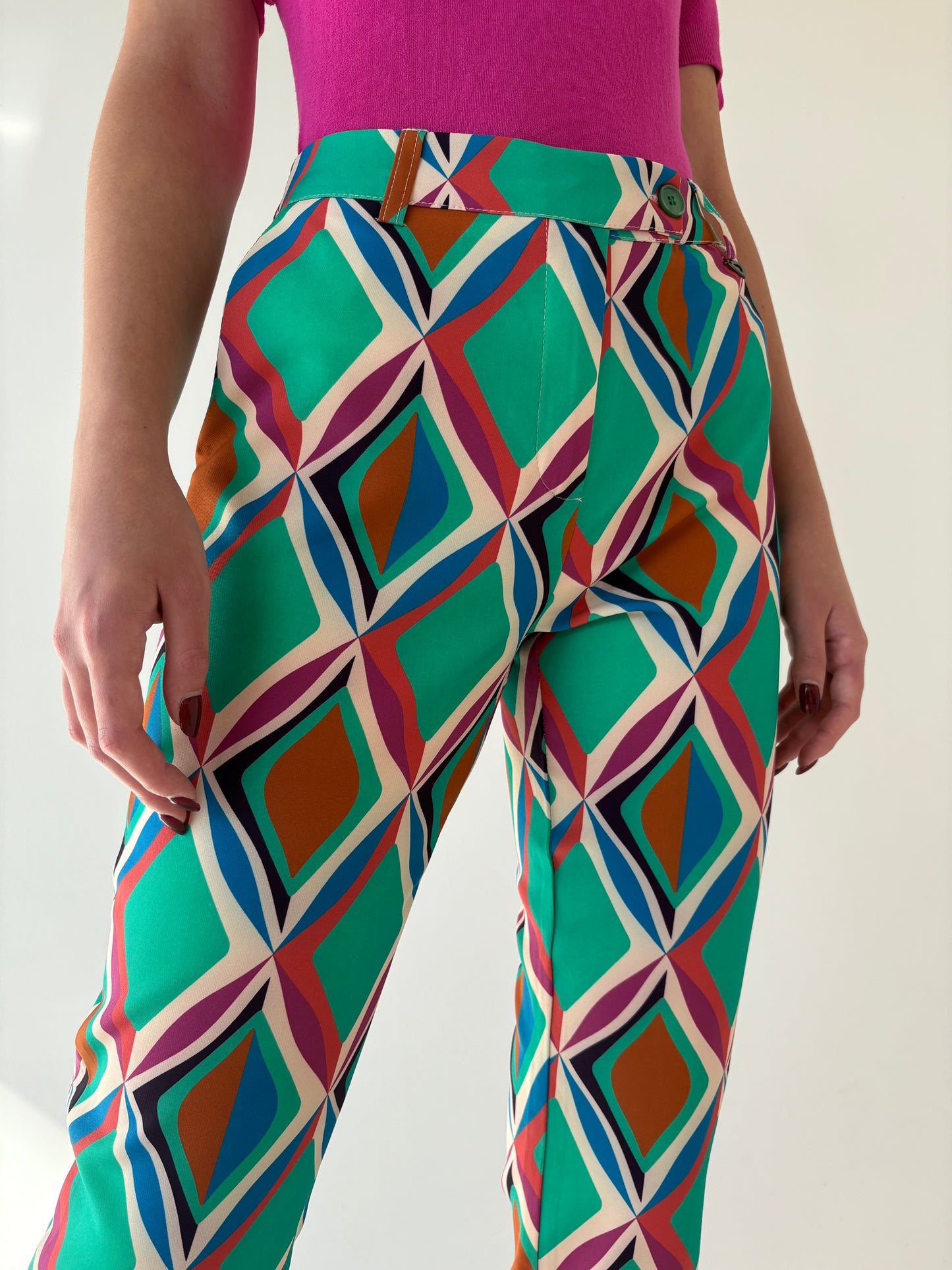 Costum italian în croi modern cu print în culori tari