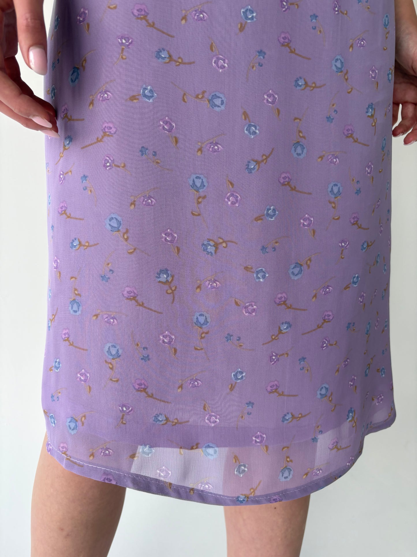 Rochie midi lavandă în croi minimalist cu print floral delicat