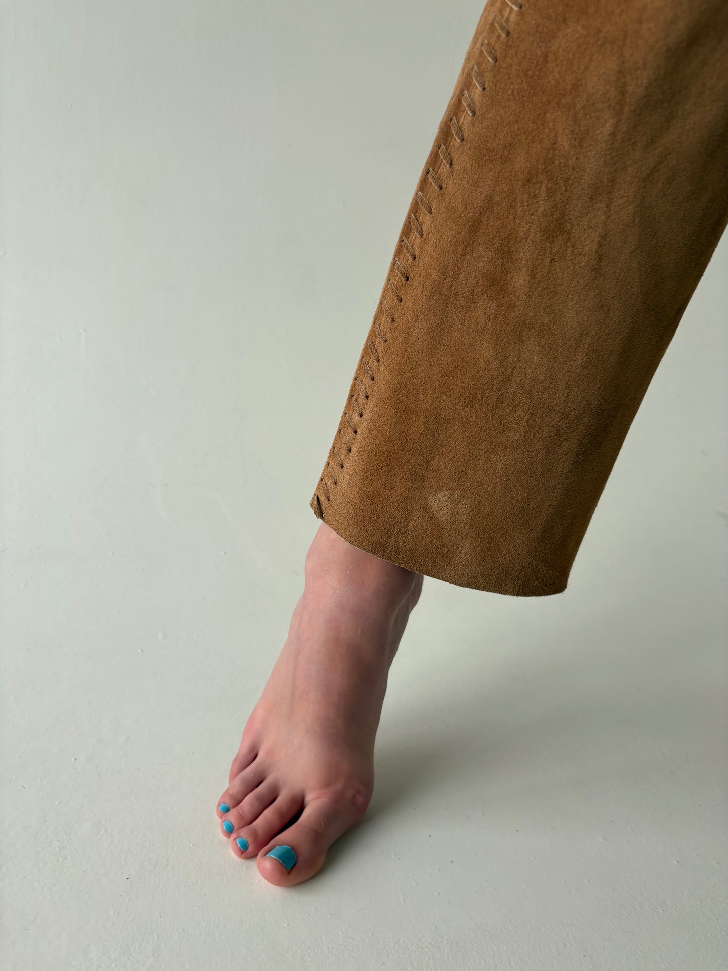Pantaloni camel din piele naturală întoarsă tall in croi ușor evazat