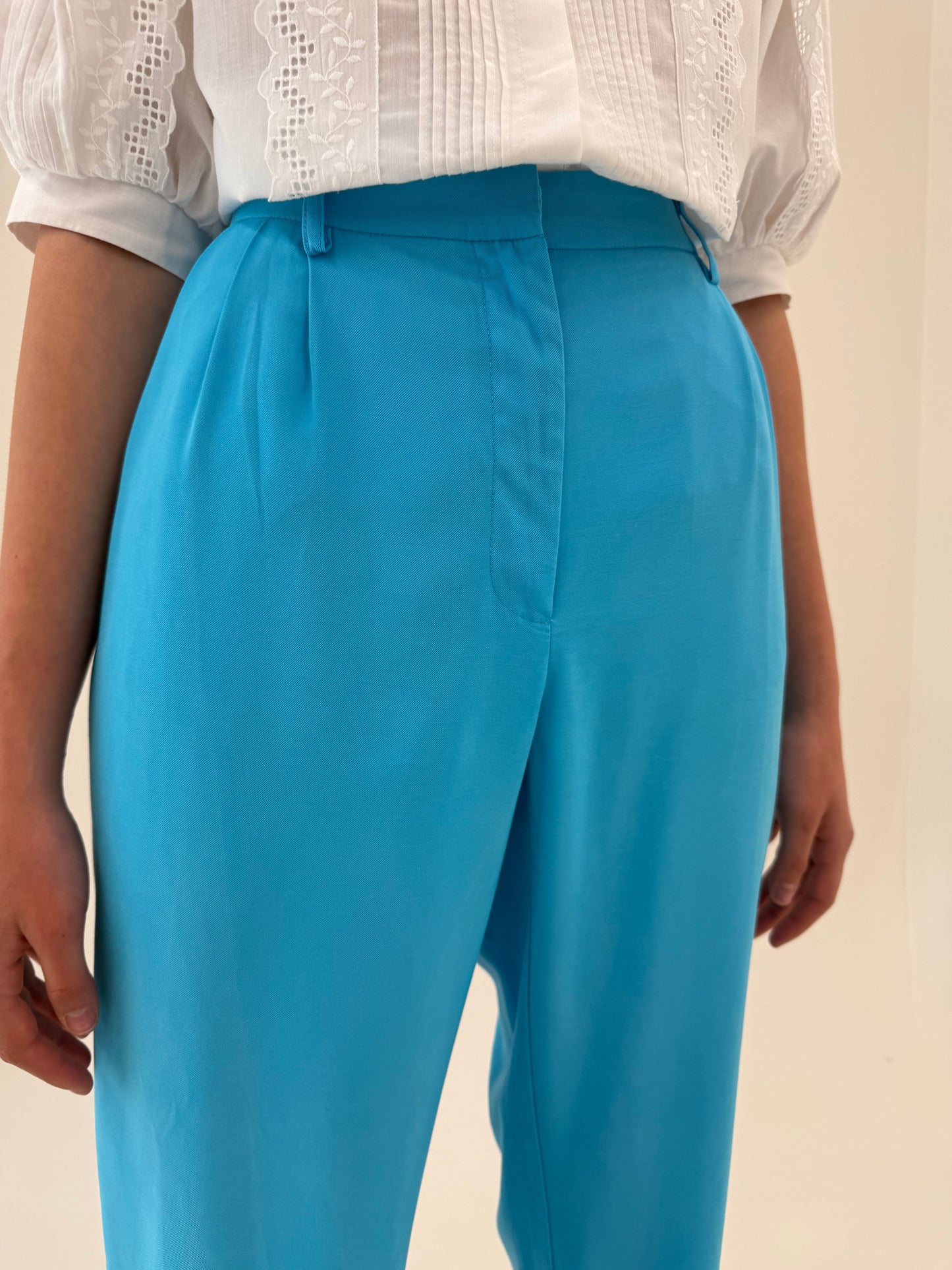 Pantaloni turcoaz din twill premium cu pense în croi drept