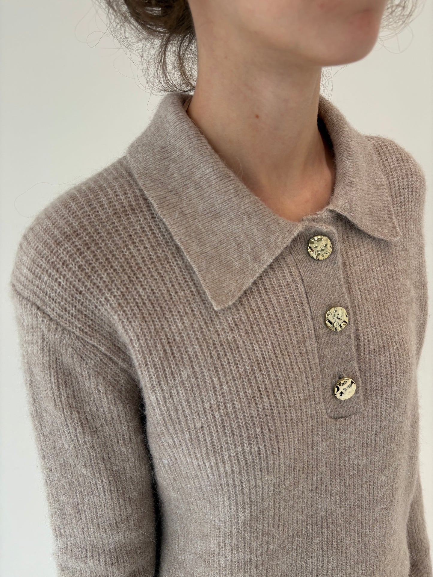 Pulover polo nude cu nasturi aurii din mohair