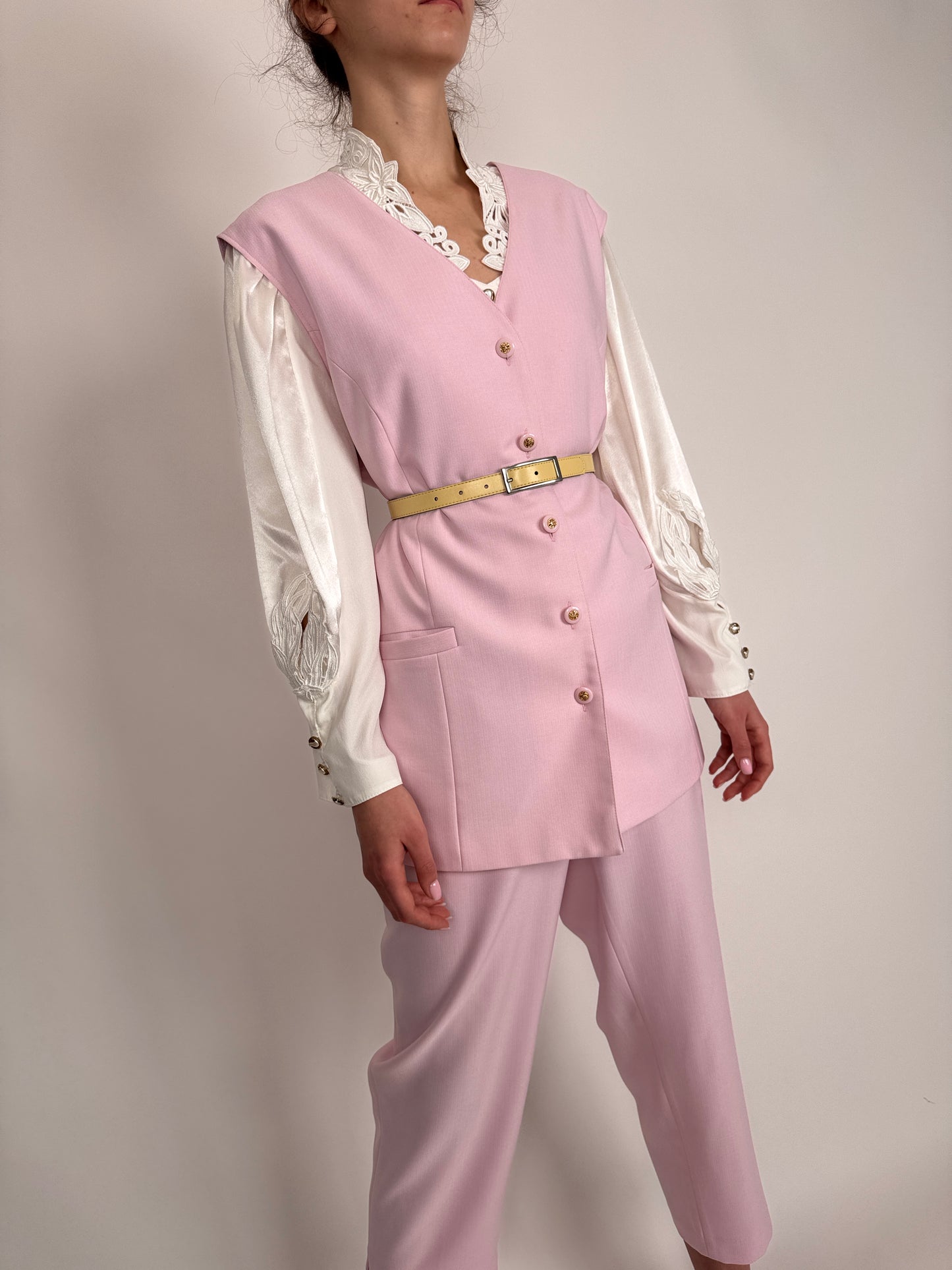 Costum baby pink cu vesta cambrata și pantaloni cu talie elastică