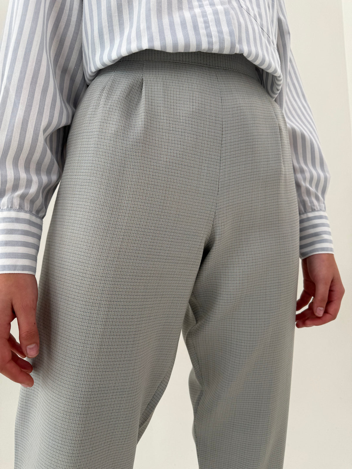 Pantaloni țigaretă silver gray din lana extrafina cu talie extrem de înaltă marcată