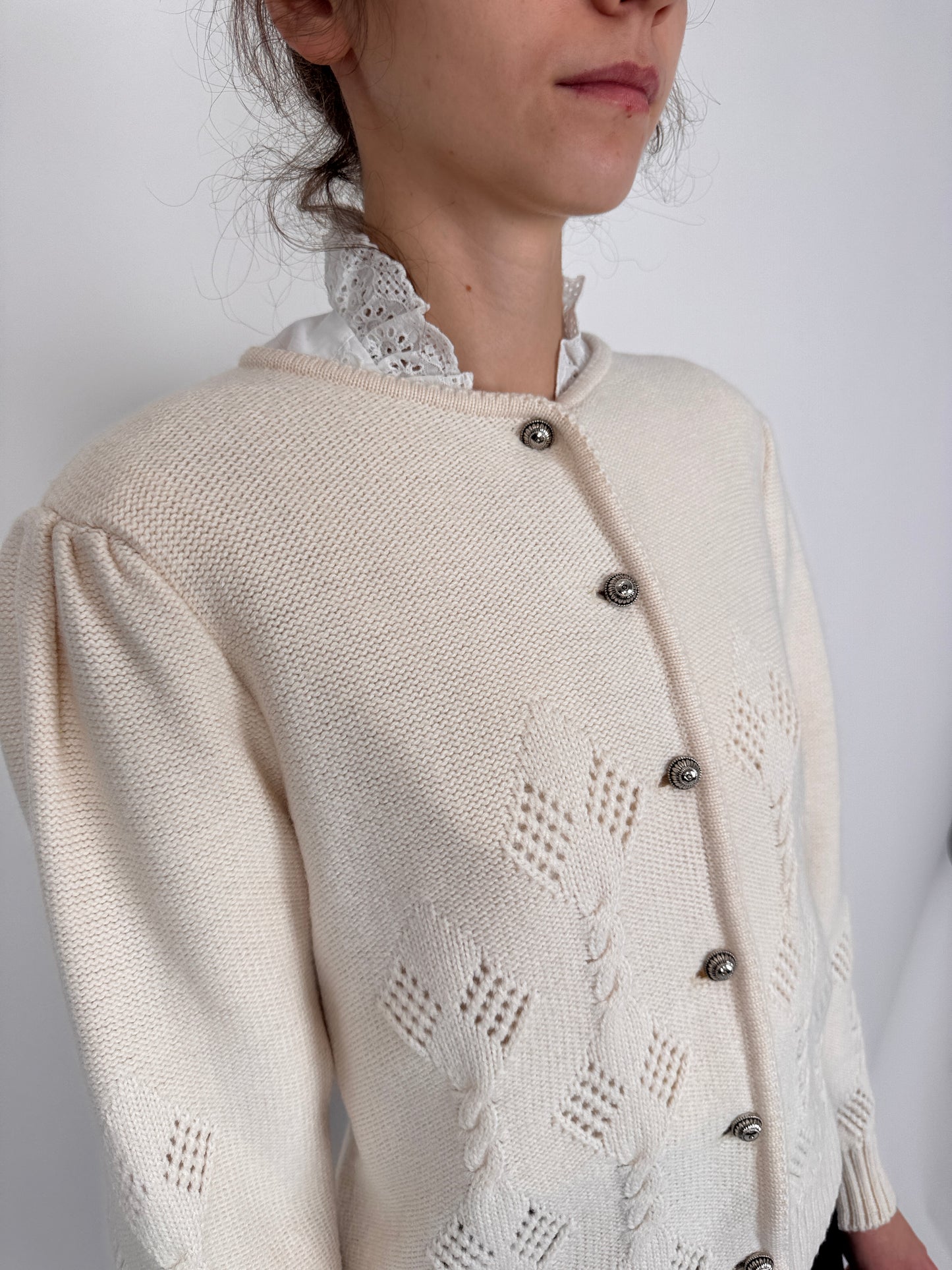 Cardigan vintage ivorie din lana extrafina cu umeri ușor bufanți