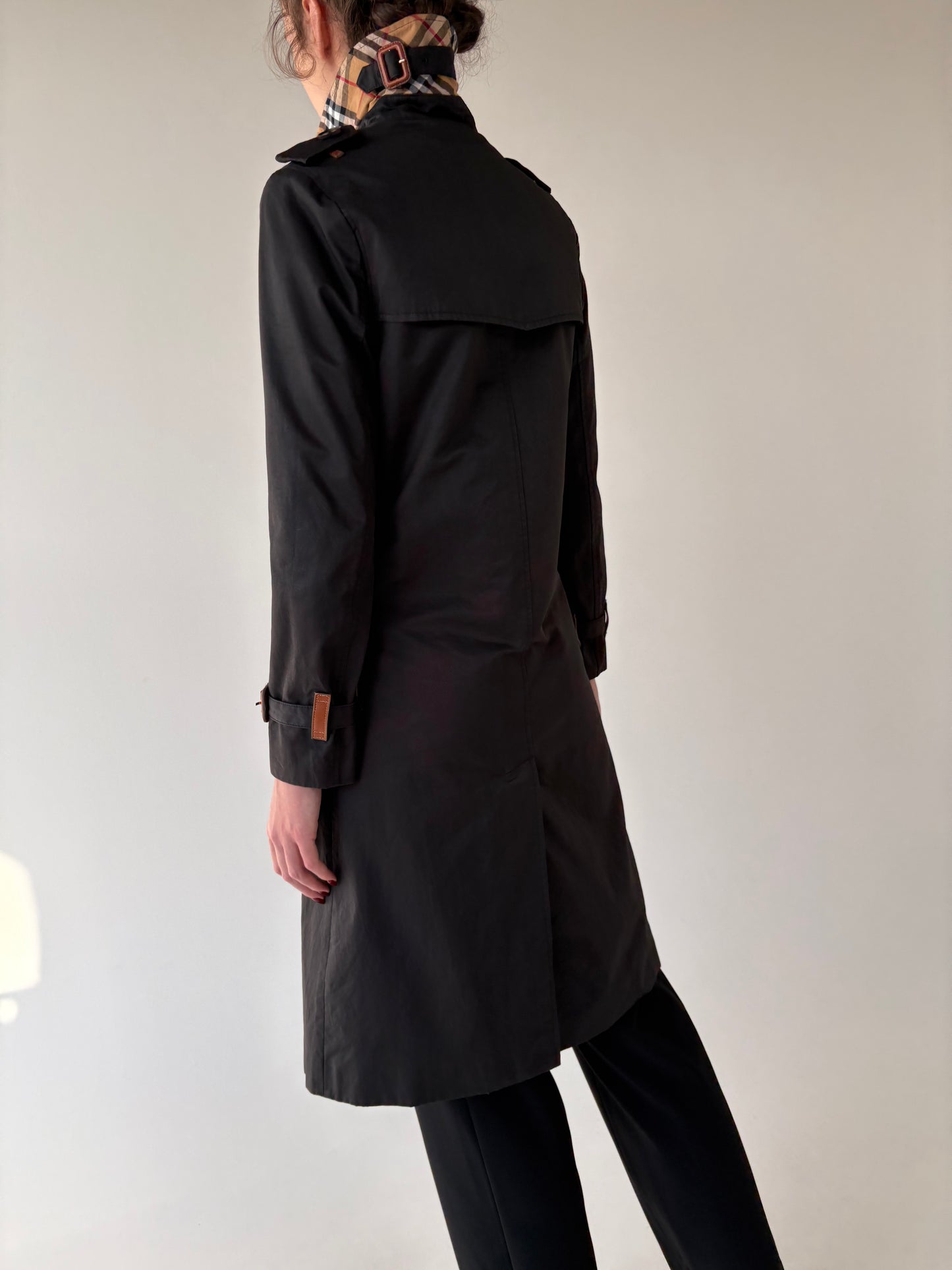Trench negru Burberry impermeabil cu aplicații din piele naturală