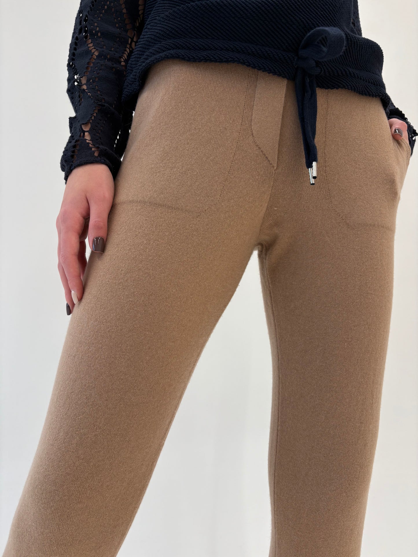Pantaloni camel din tricot de cașmir cu influențe casual