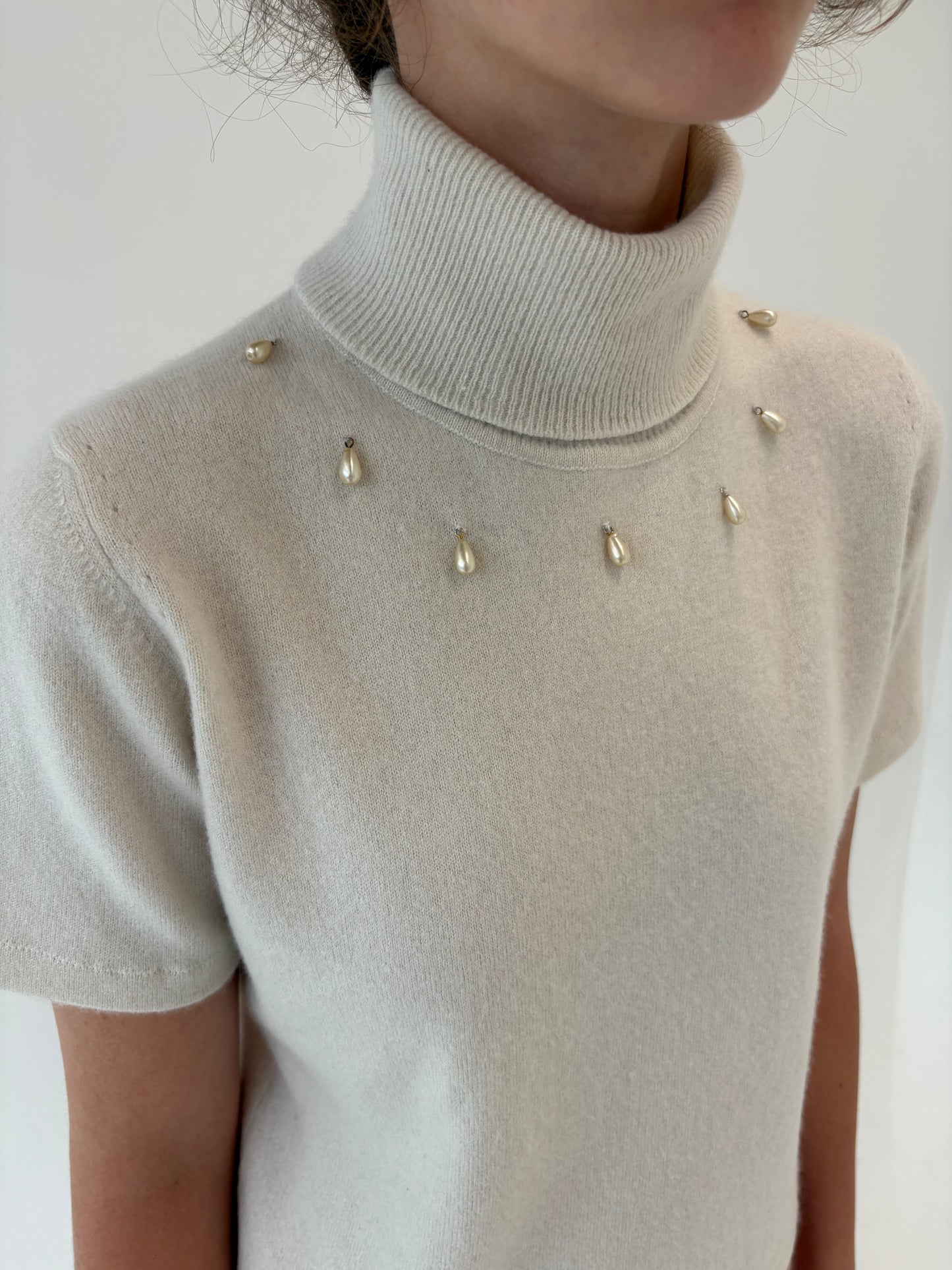Maleta din cașmir off white cu aplicații manuale perle pearshape