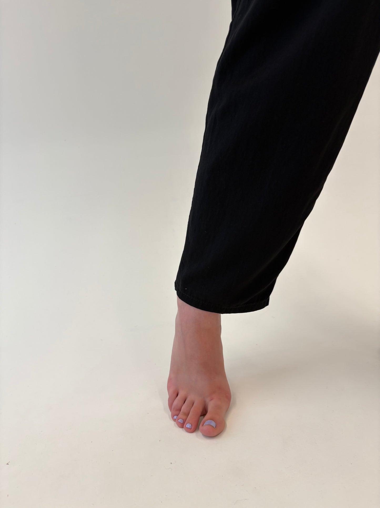 Pantaloni negri tall in croi Barrel cu pense și talie ultra înaltă