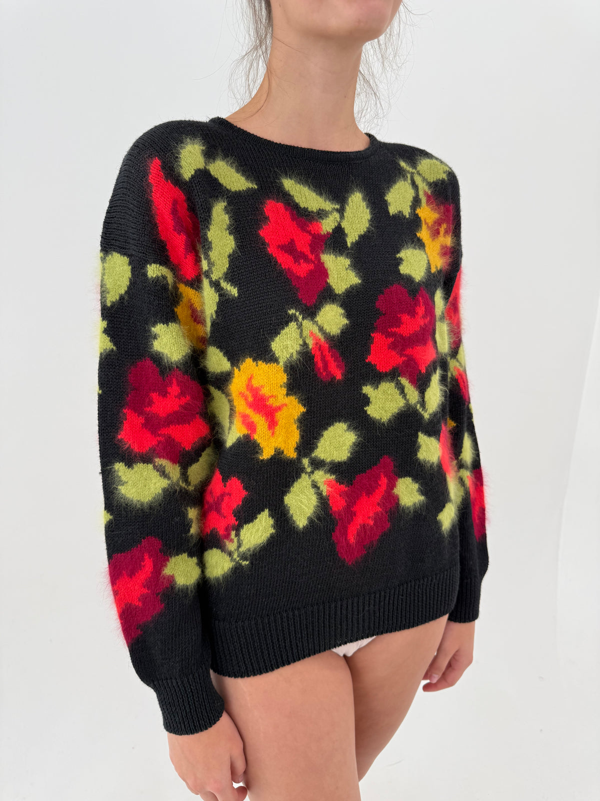Pulover vintage negru excepțional cu print floral din Angora în culori tari