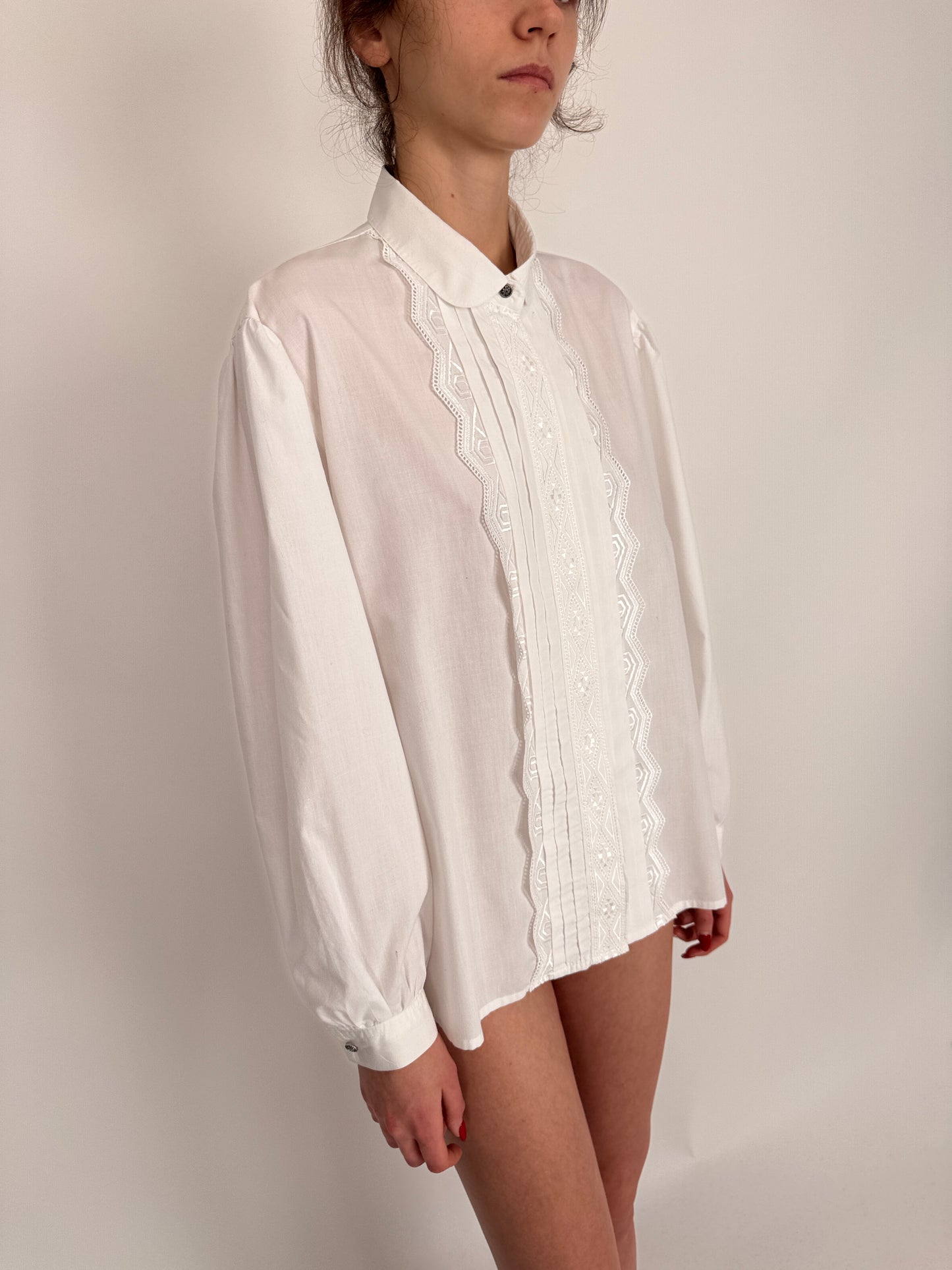 Cămașa vintage cu broderie anglaise și pliseuri decorative