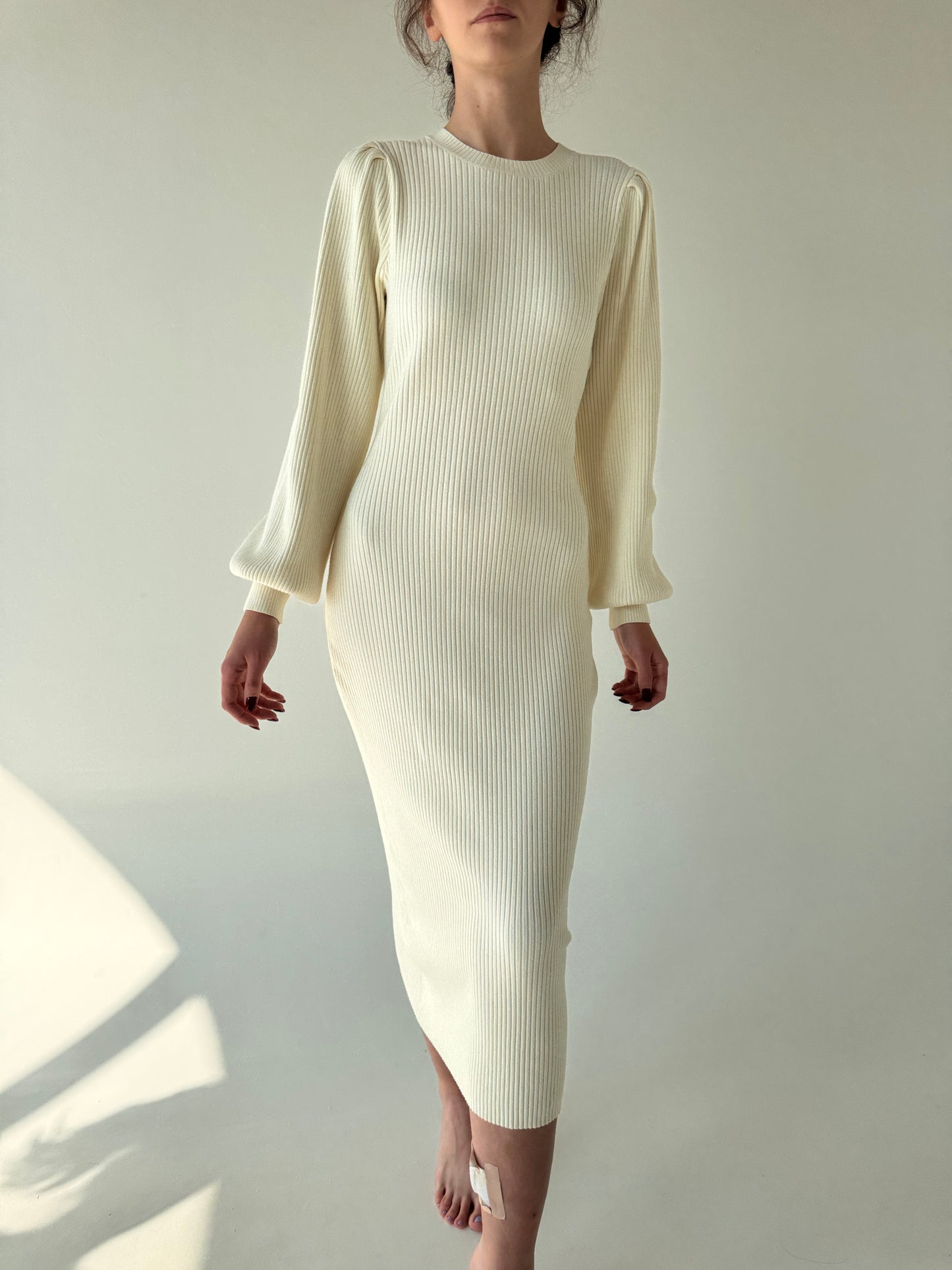 Rochie midi ivoire cu mâneci ample din jerse ribbed greu de gramaj mare