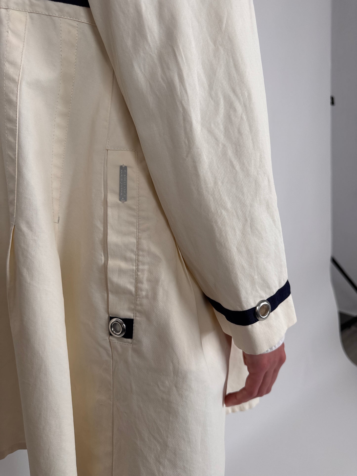 Trench premium cu influențe navy din material impermeabil