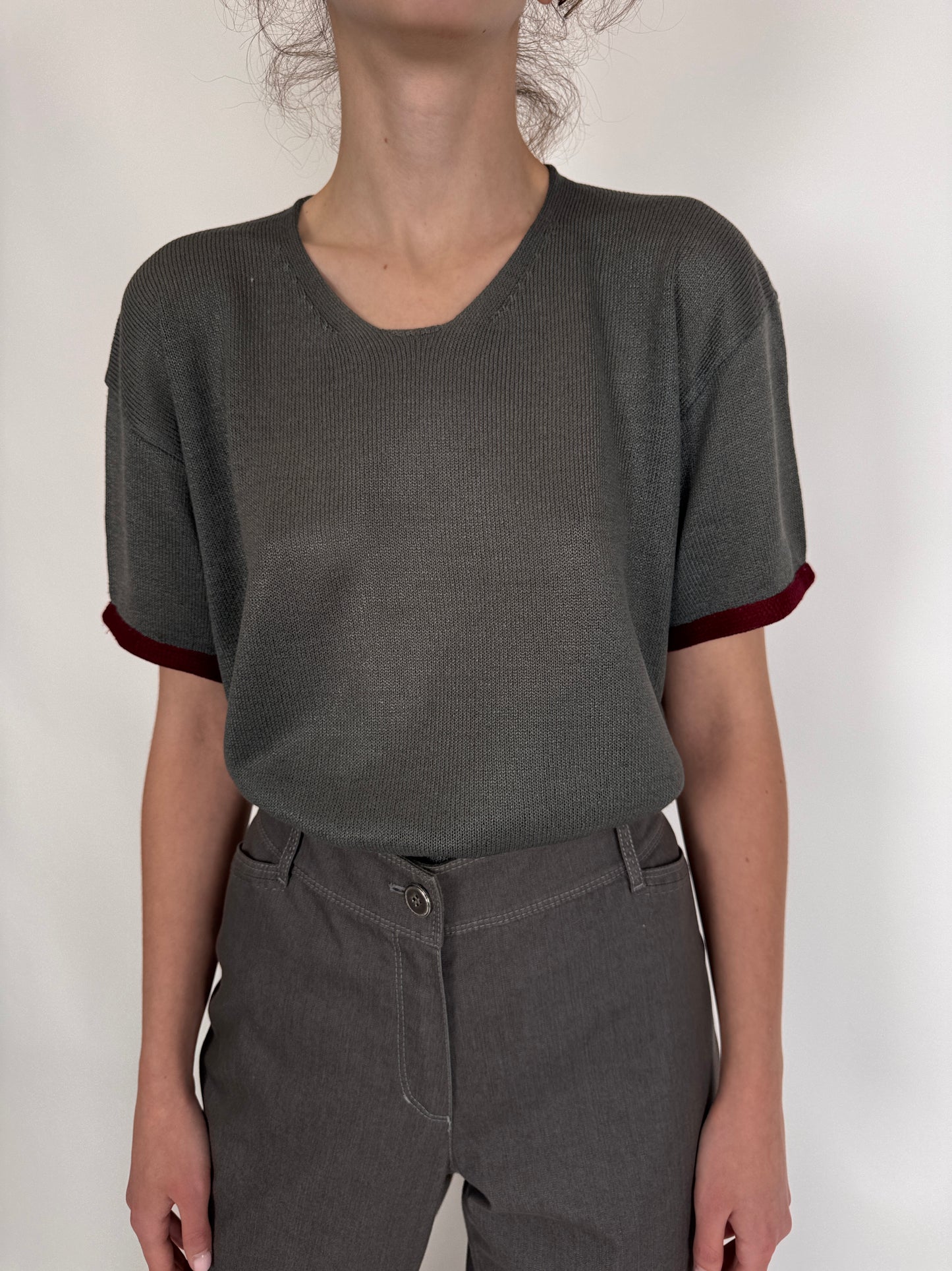 Top italian warm gray cu manșete burgundy din jerse natural