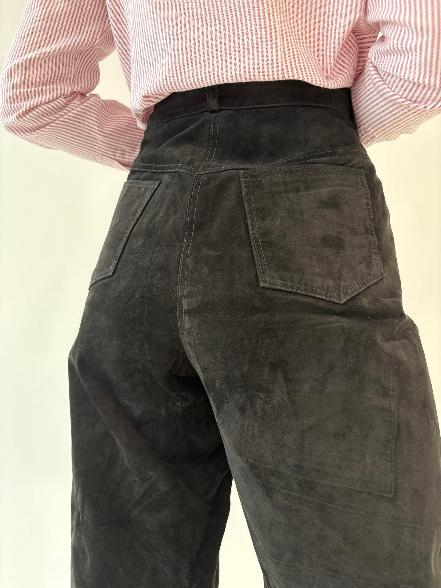 Pantaloni negri mom fit din piele naturală întoarsă cu talie ultra înaltă