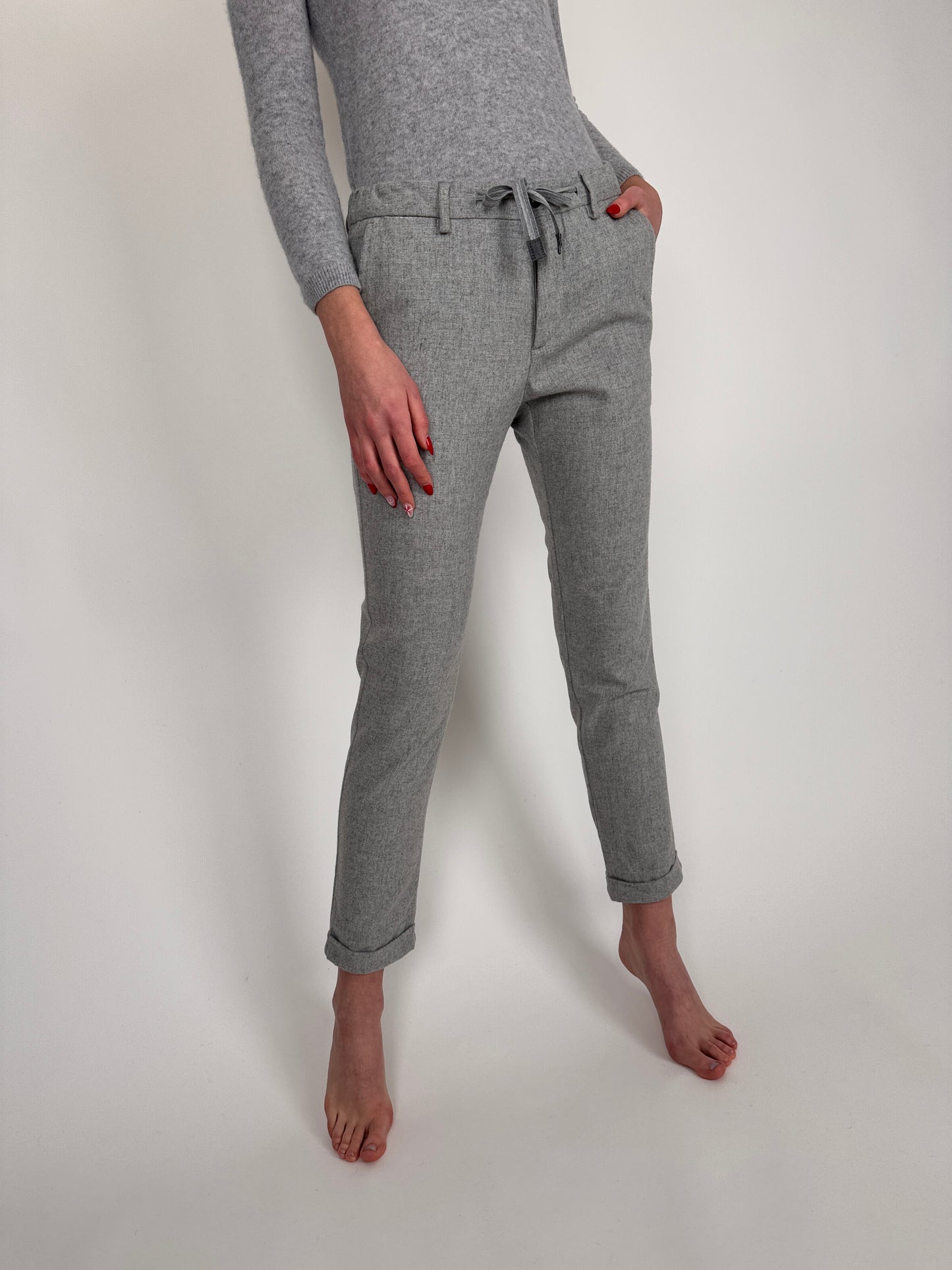 Pantaloni cloud gray din lana extrafina cu influențe sport